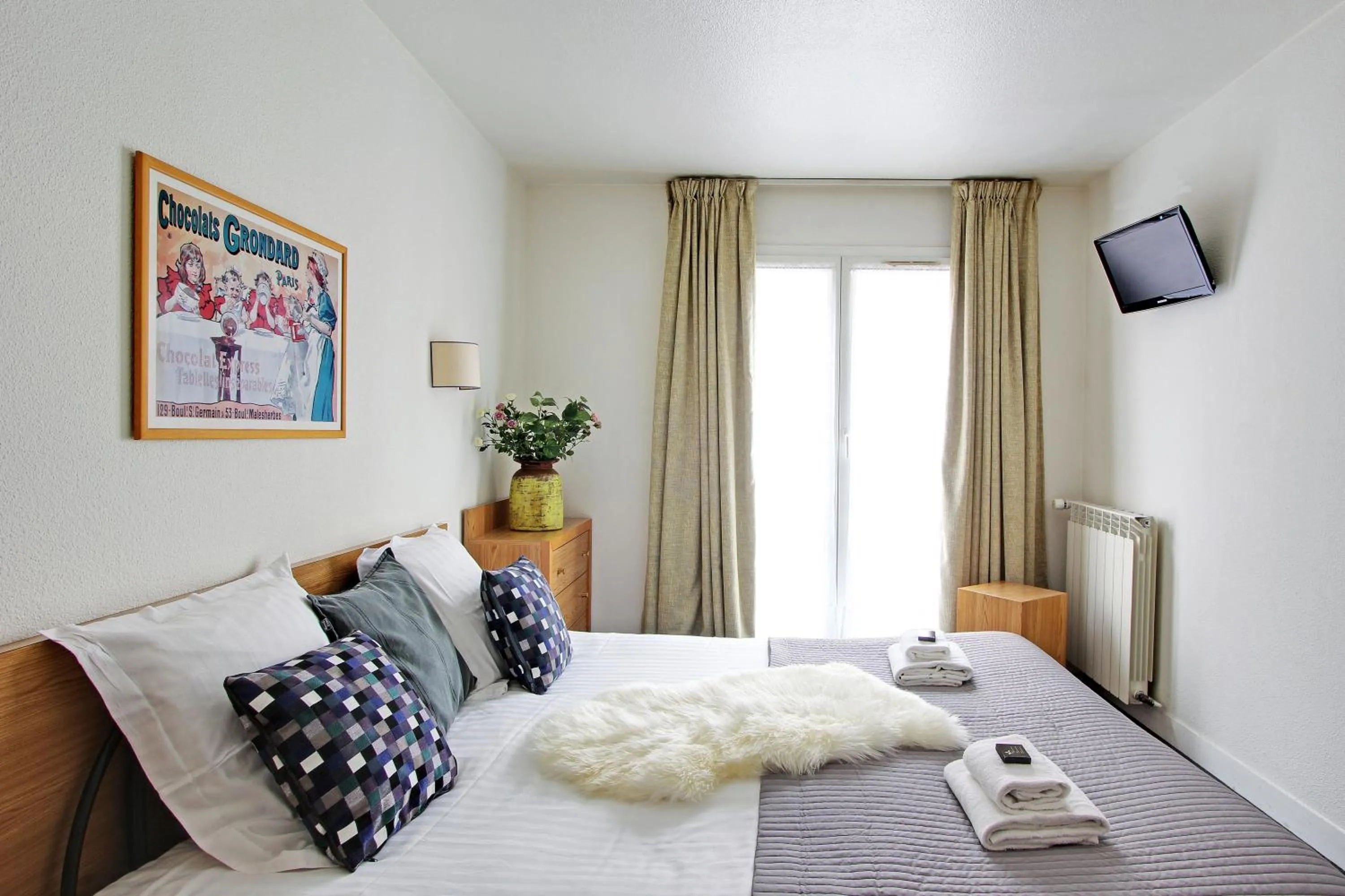 Bedroom, Bed in Les Lilas Serviced Apartments