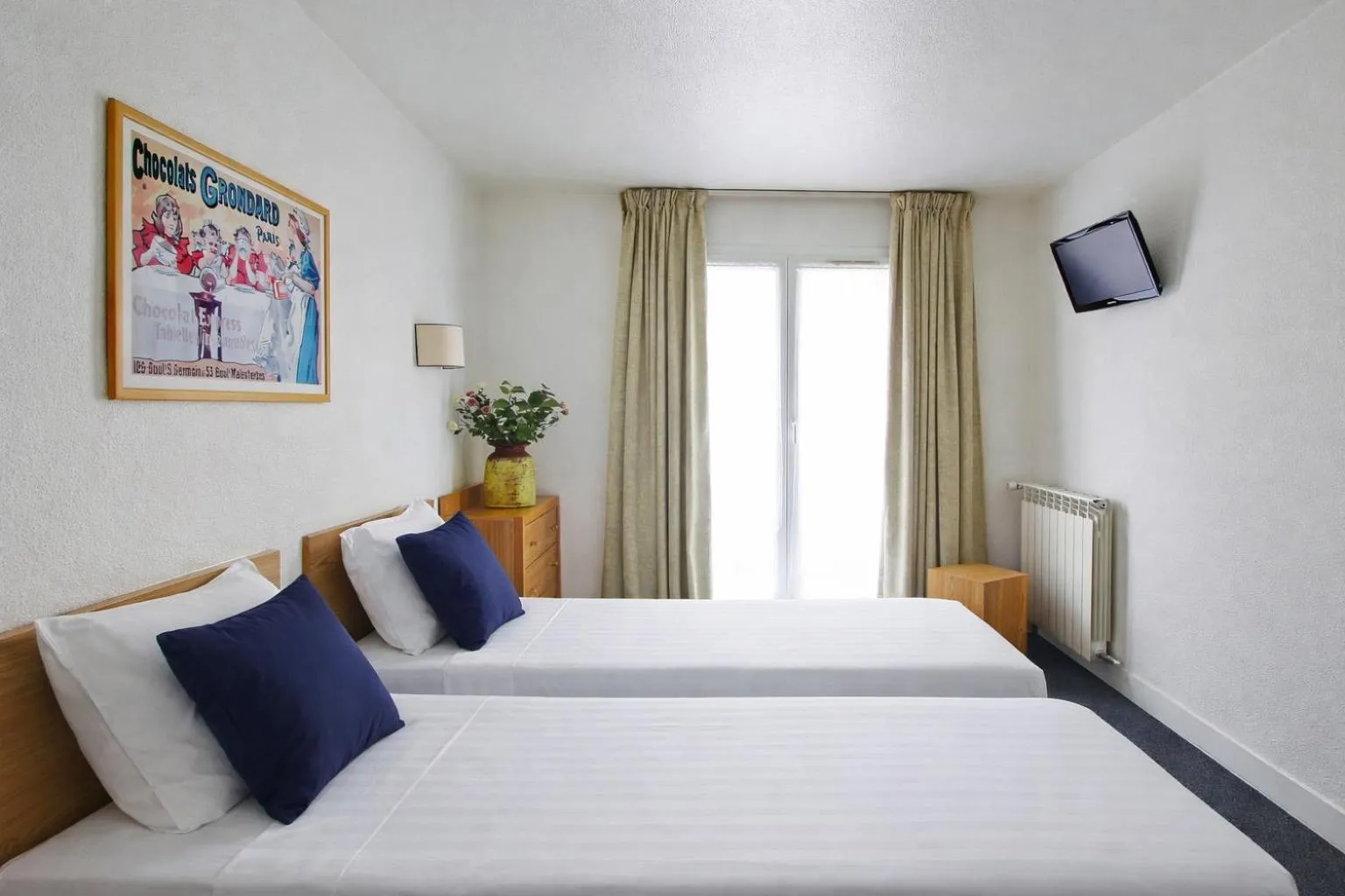 Bed in Les Lilas Serviced Apartments