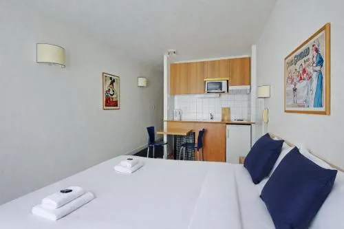 Kitchen or kitchenette, Bed in Les Lilas Serviced Apartments