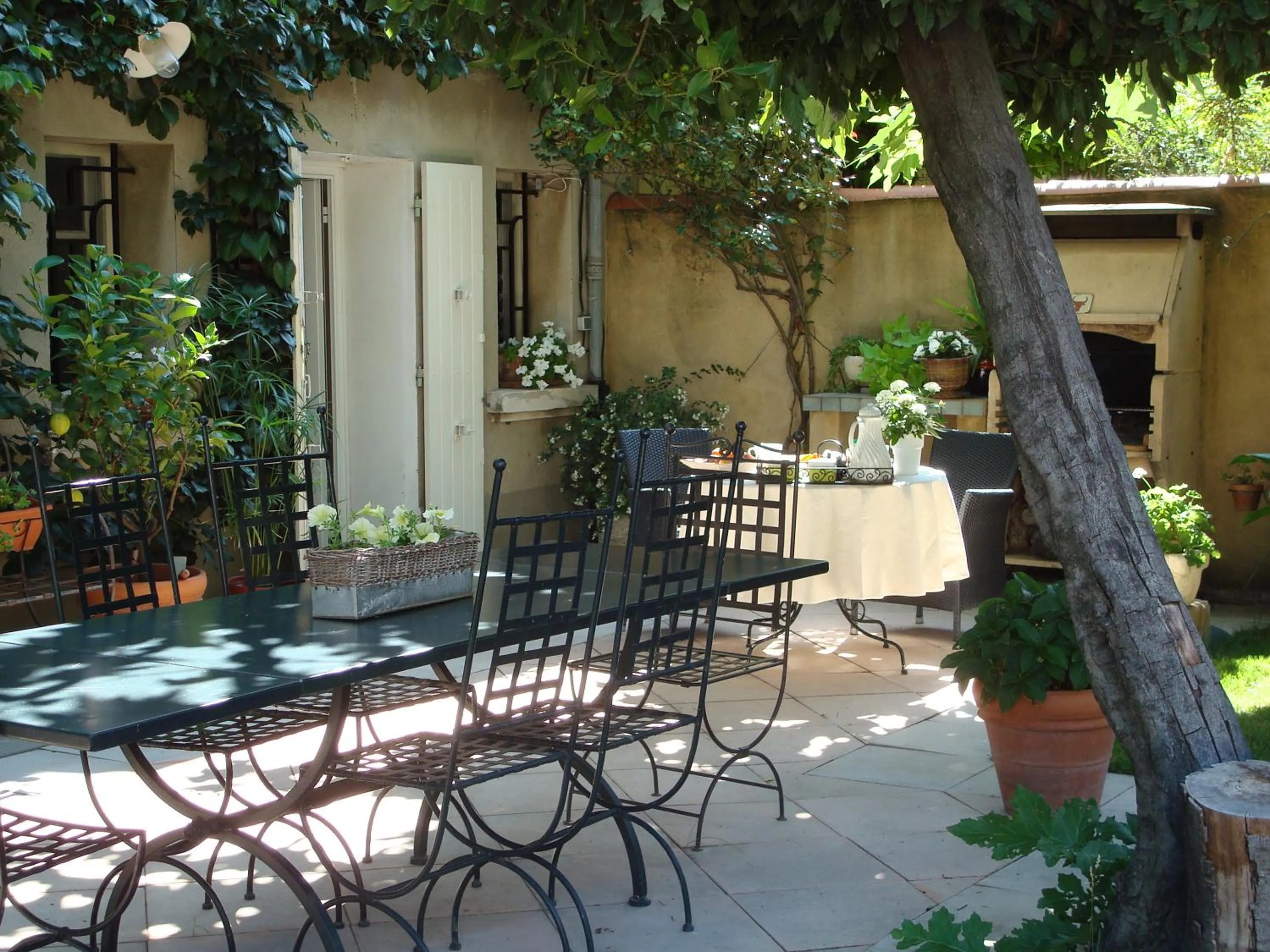 Patio in Arles les Alyscamps