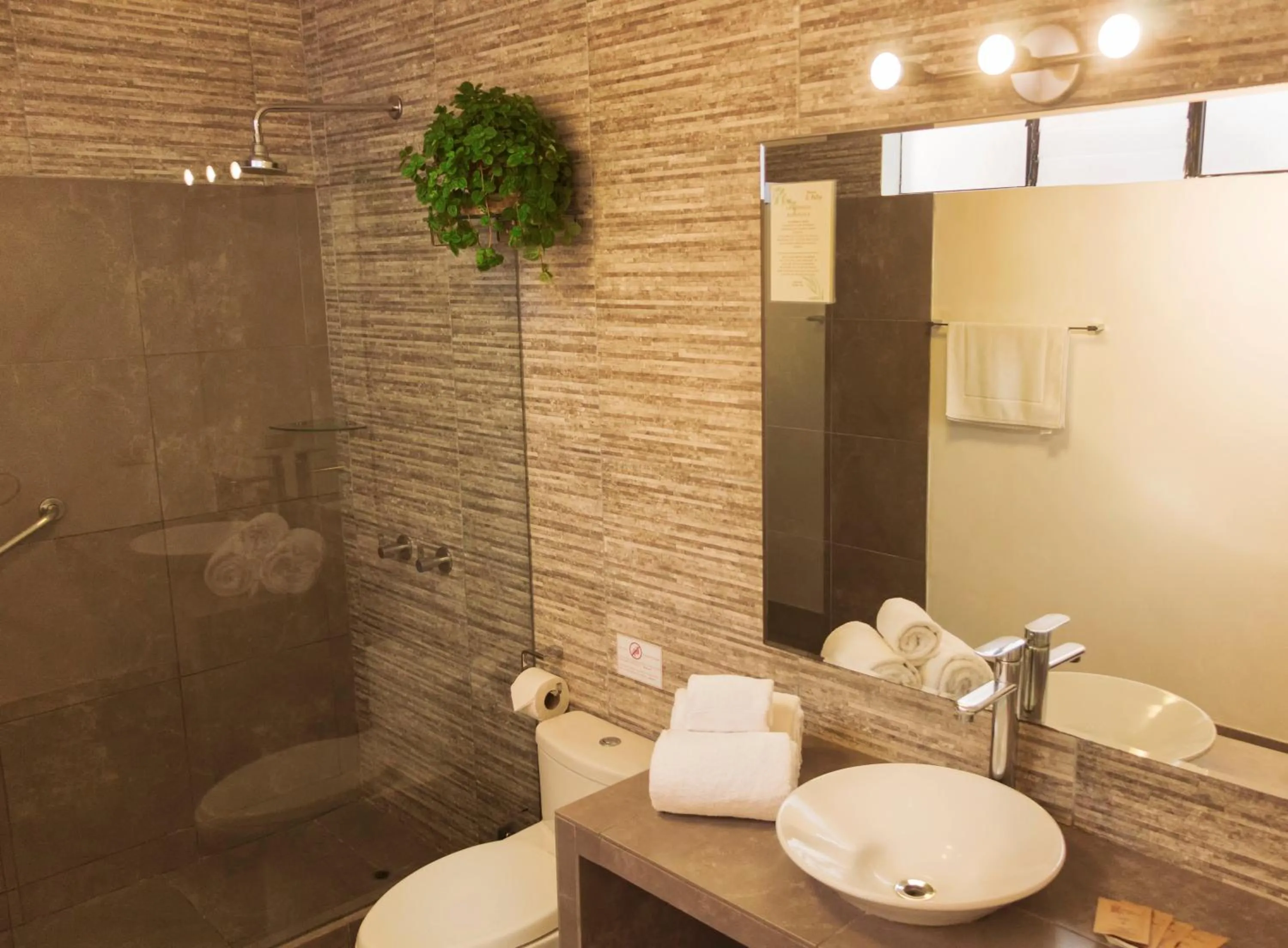 Shower in El Patio Miraflores