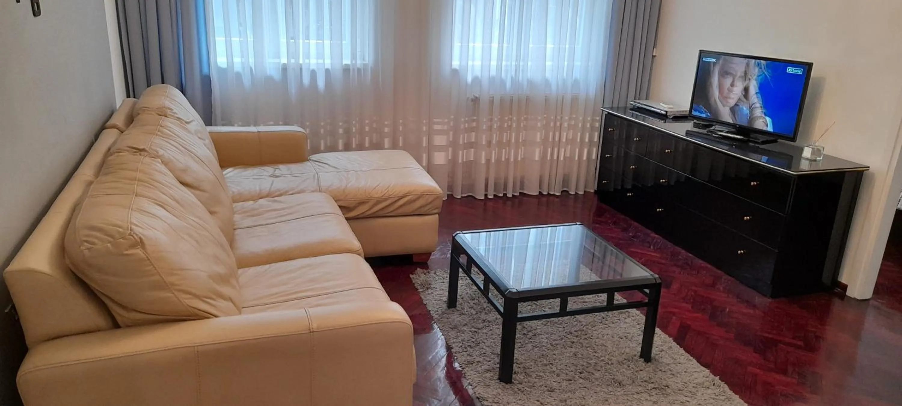 Three-Bedroom Apartment in Apartment Dok