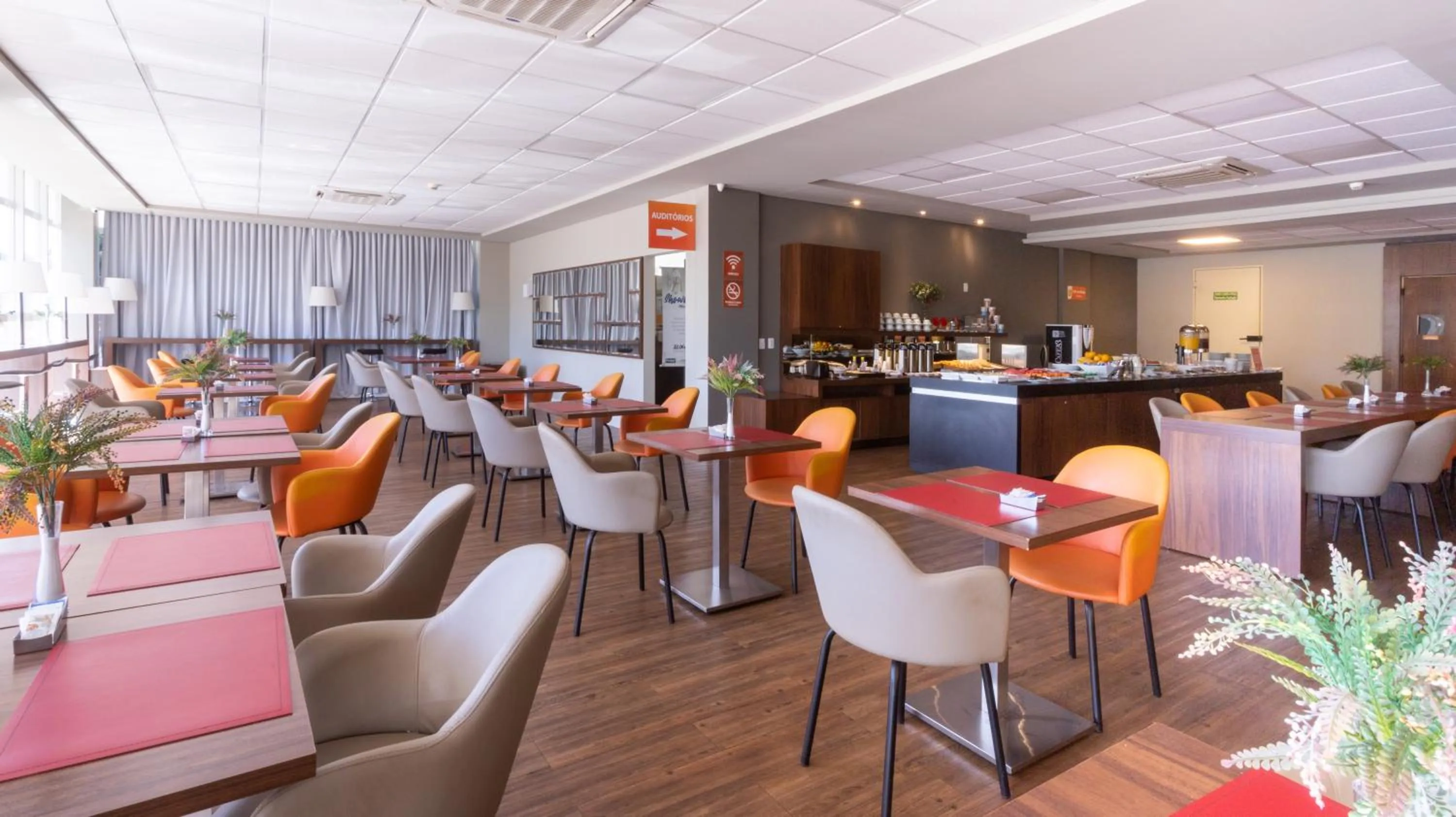 Restaurant/places to eat in Hotel 10 Palmas