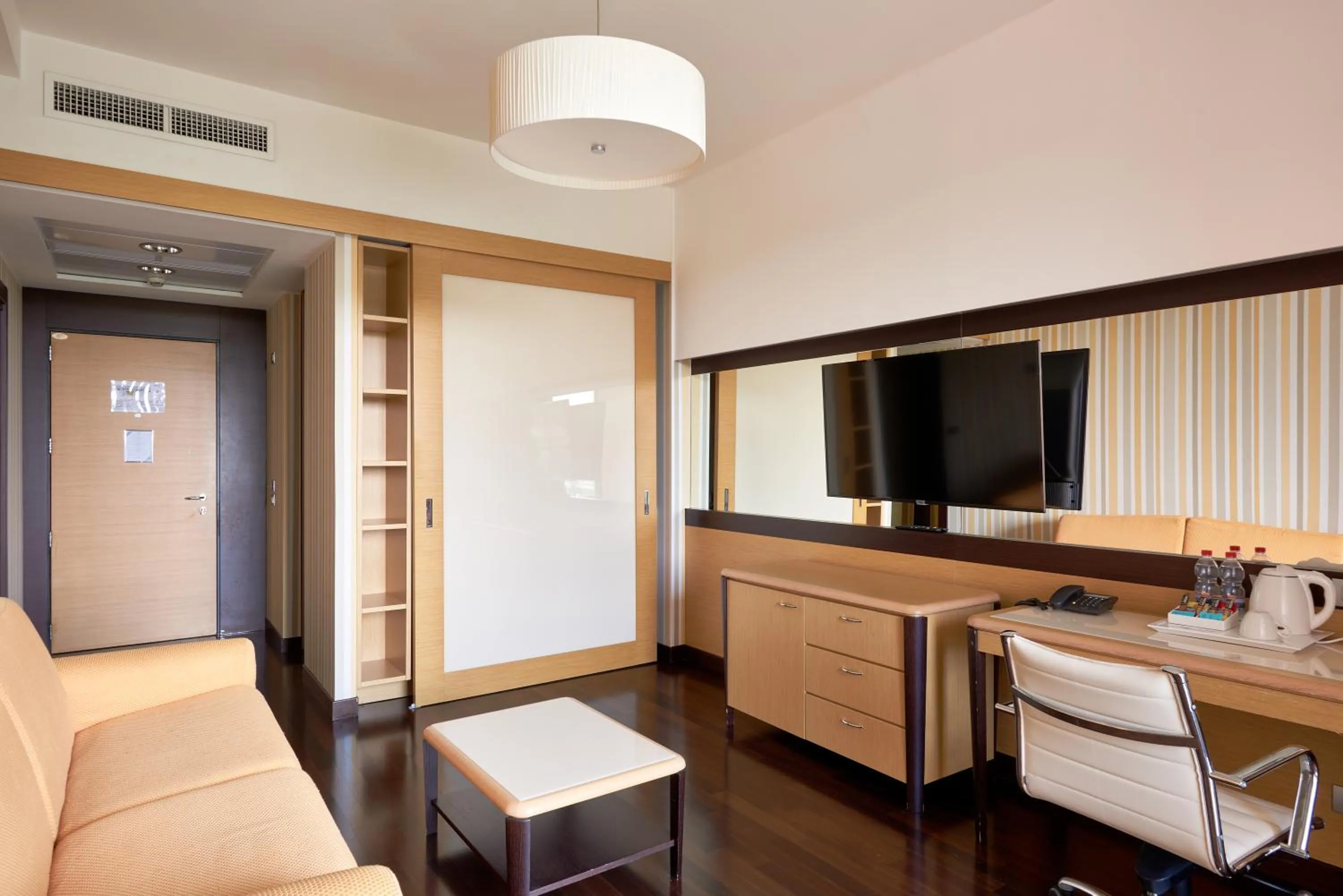 Communal lounge/ TV room in UNAHOTELS Varese