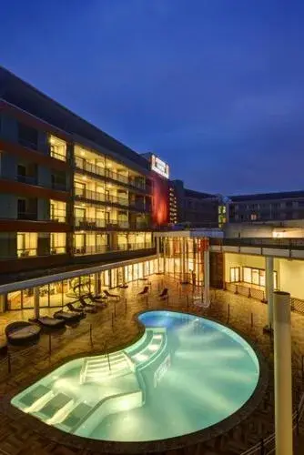 Swimming pool in UNAHOTELS Varese Swimming pool in UNAHOTELS Varese