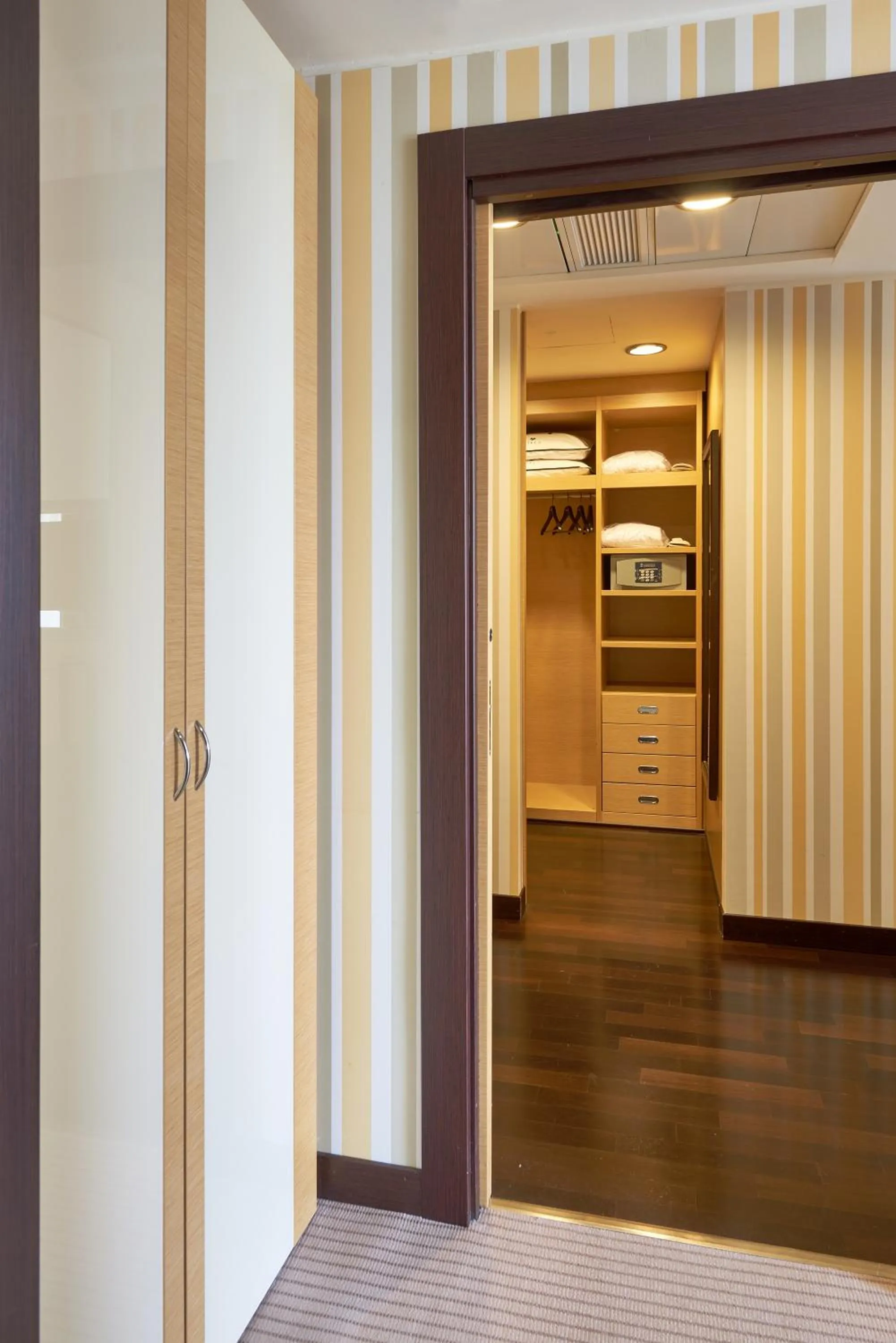 wardrobe in UNAHOTELS Varese