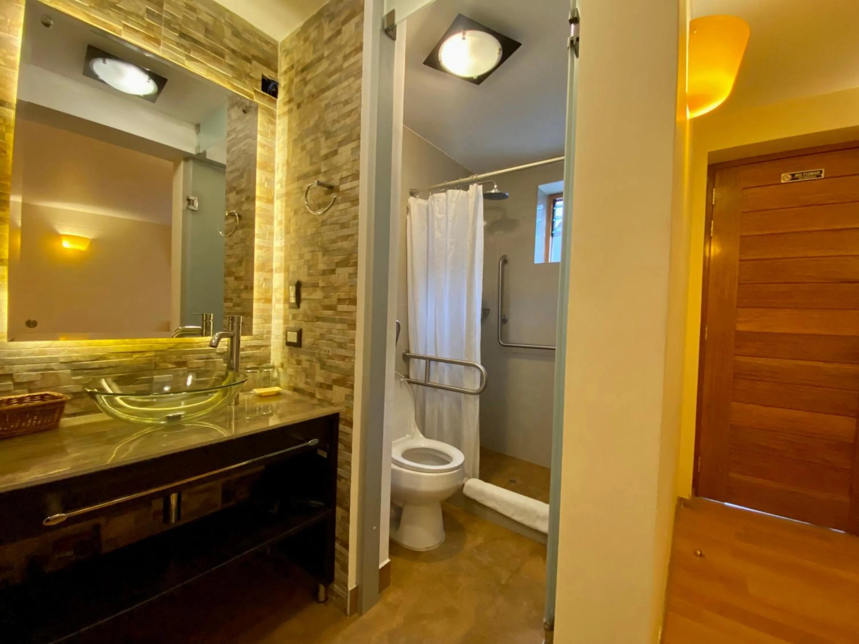 Shower in Mistico San Blas Boutique