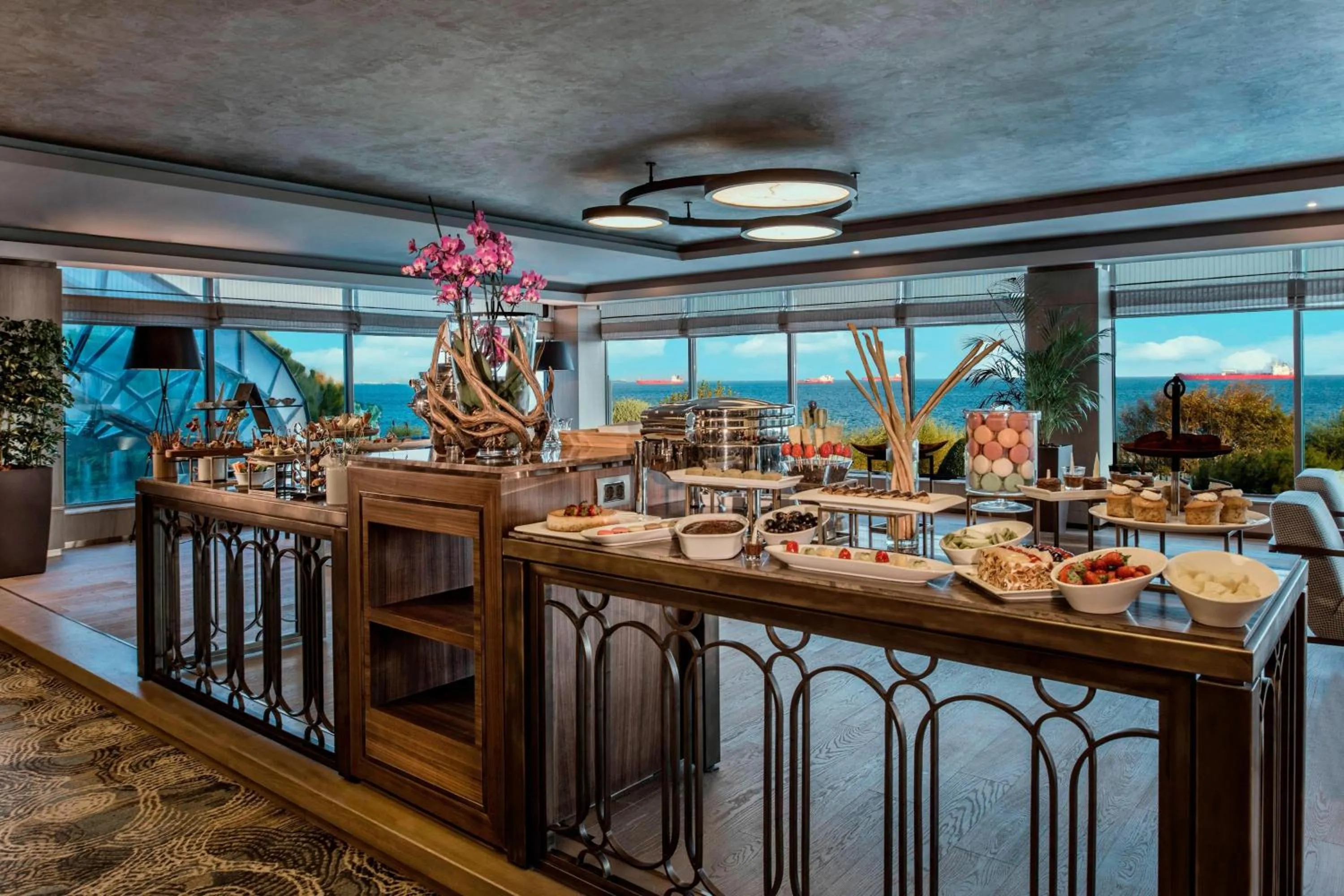 Lounge or bar in Renaissance Polat Istanbul Hotel