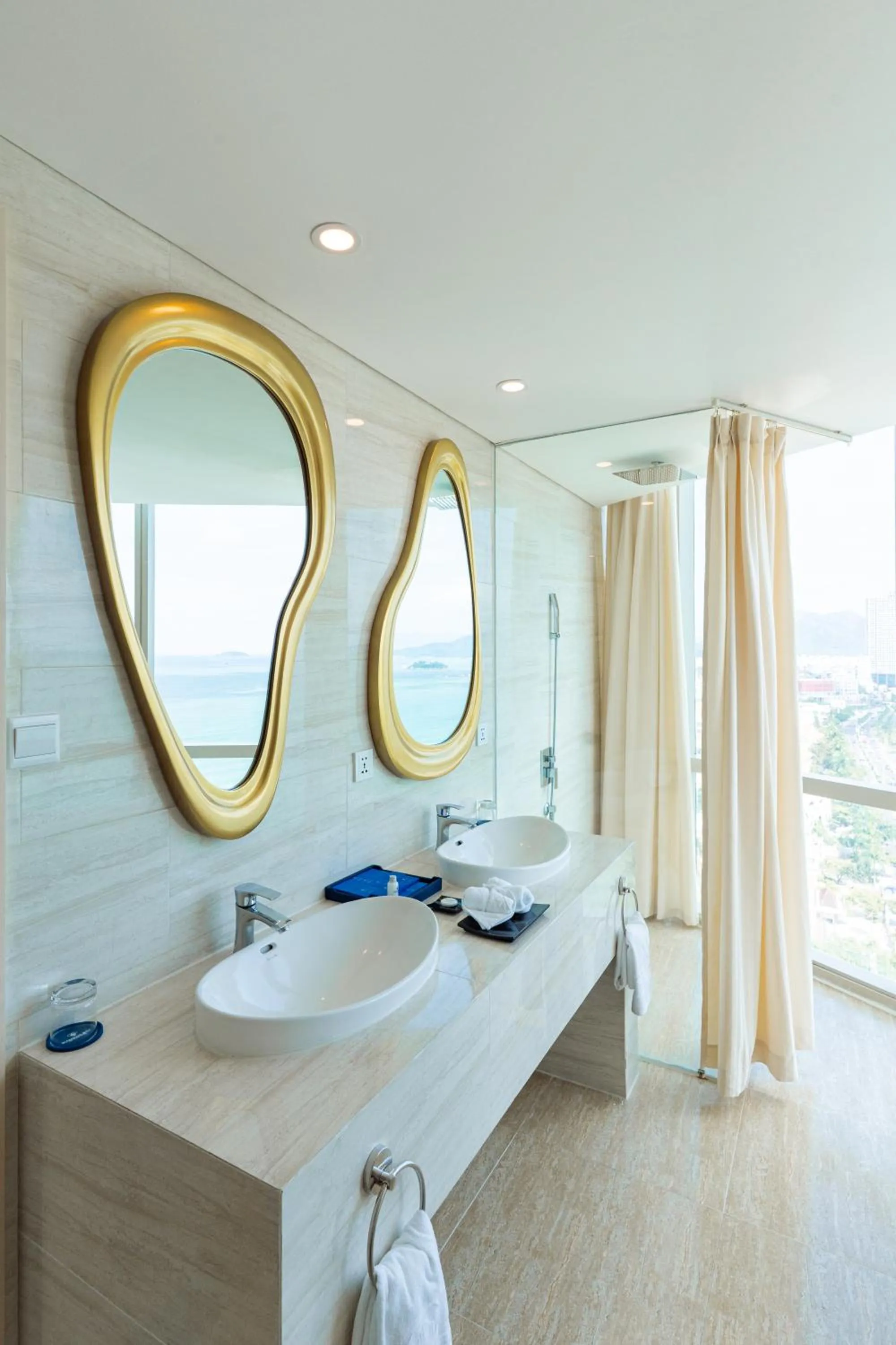 Shower in Diamond Bay Hotel