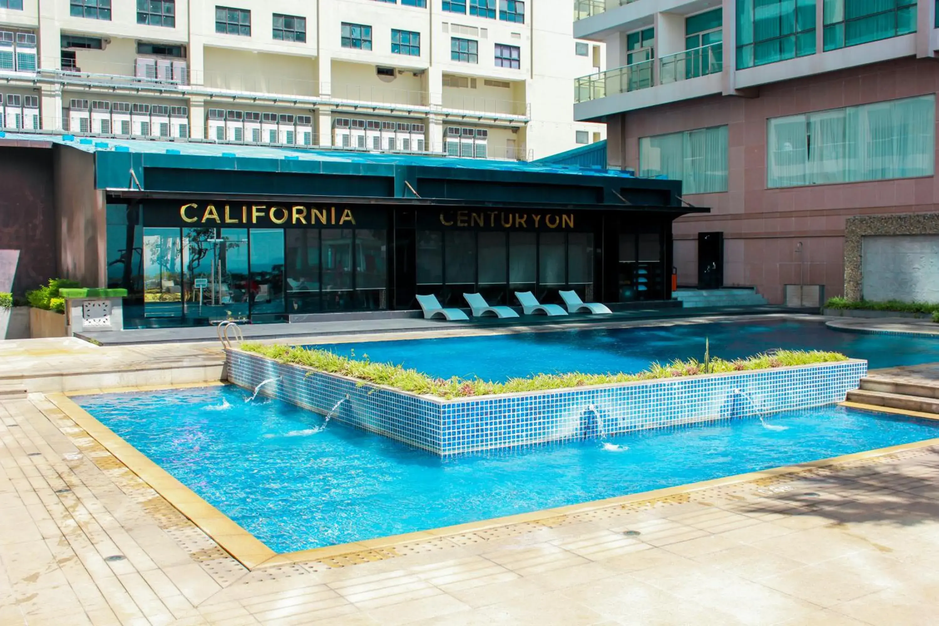 Swimming pool in Diamond Bay Hotel Swimming pool in Diamond Bay Hotel