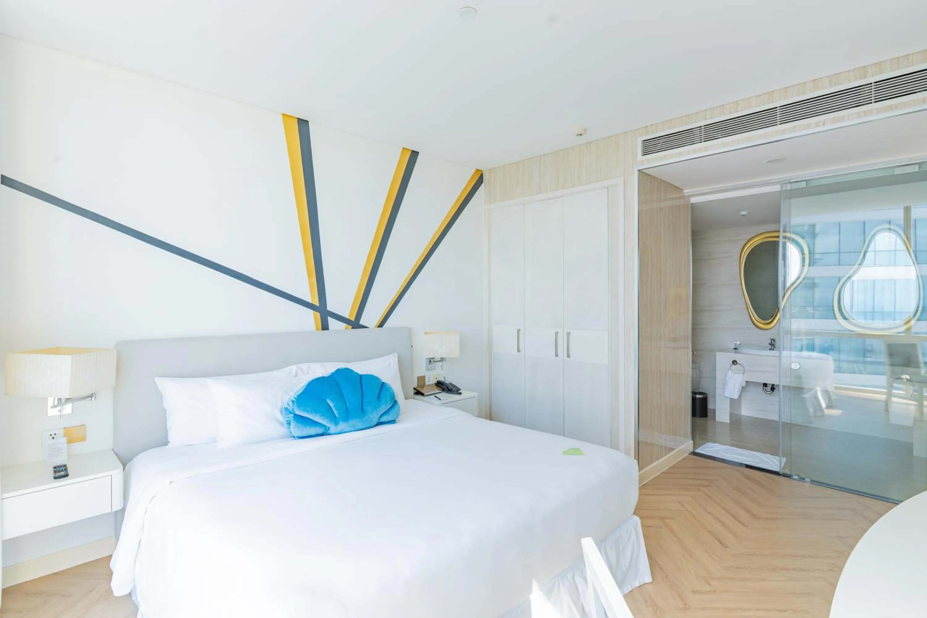 Bedroom, Bed in Diamond Bay Hotel