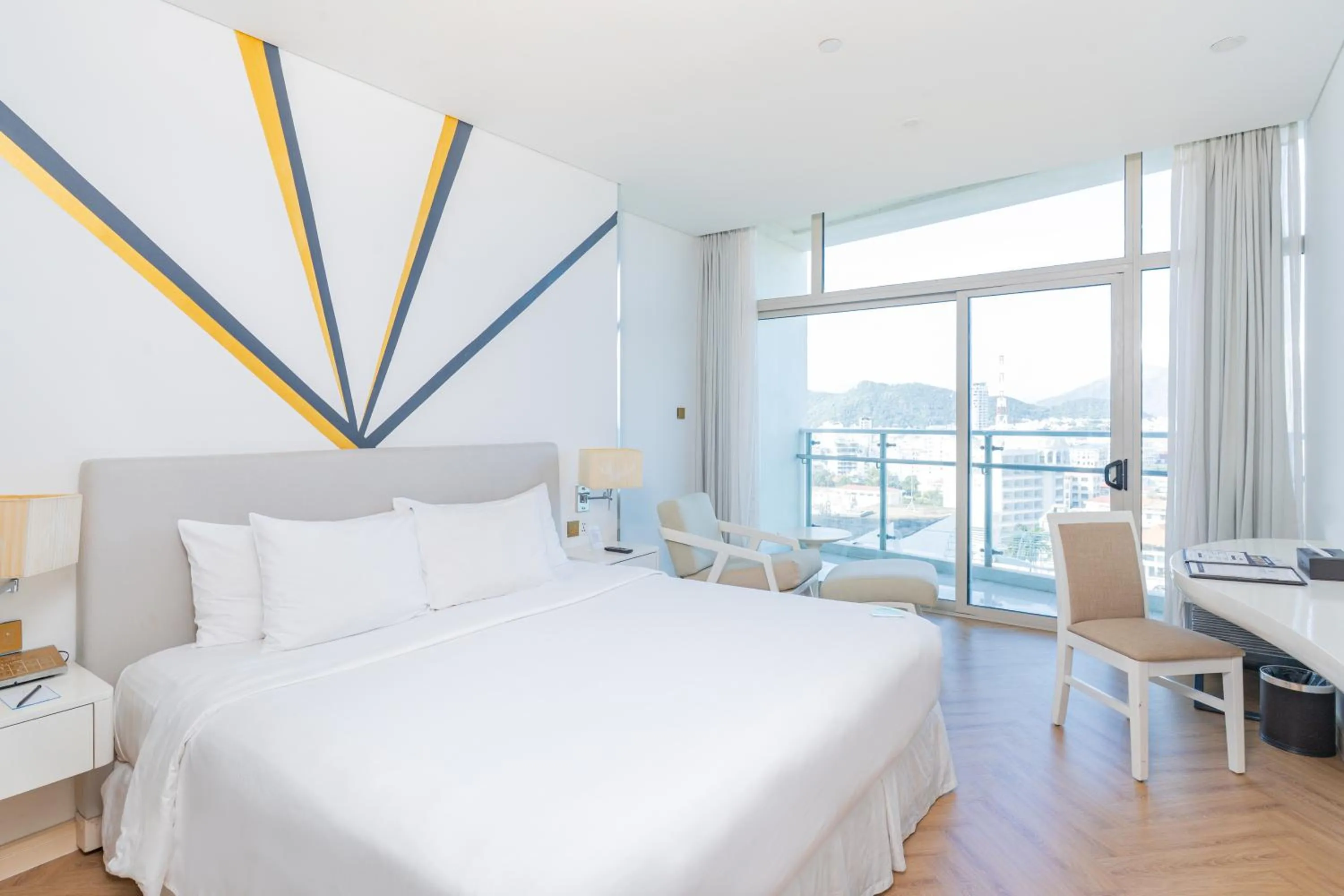 Bedroom, Bed in Diamond Bay Hotel