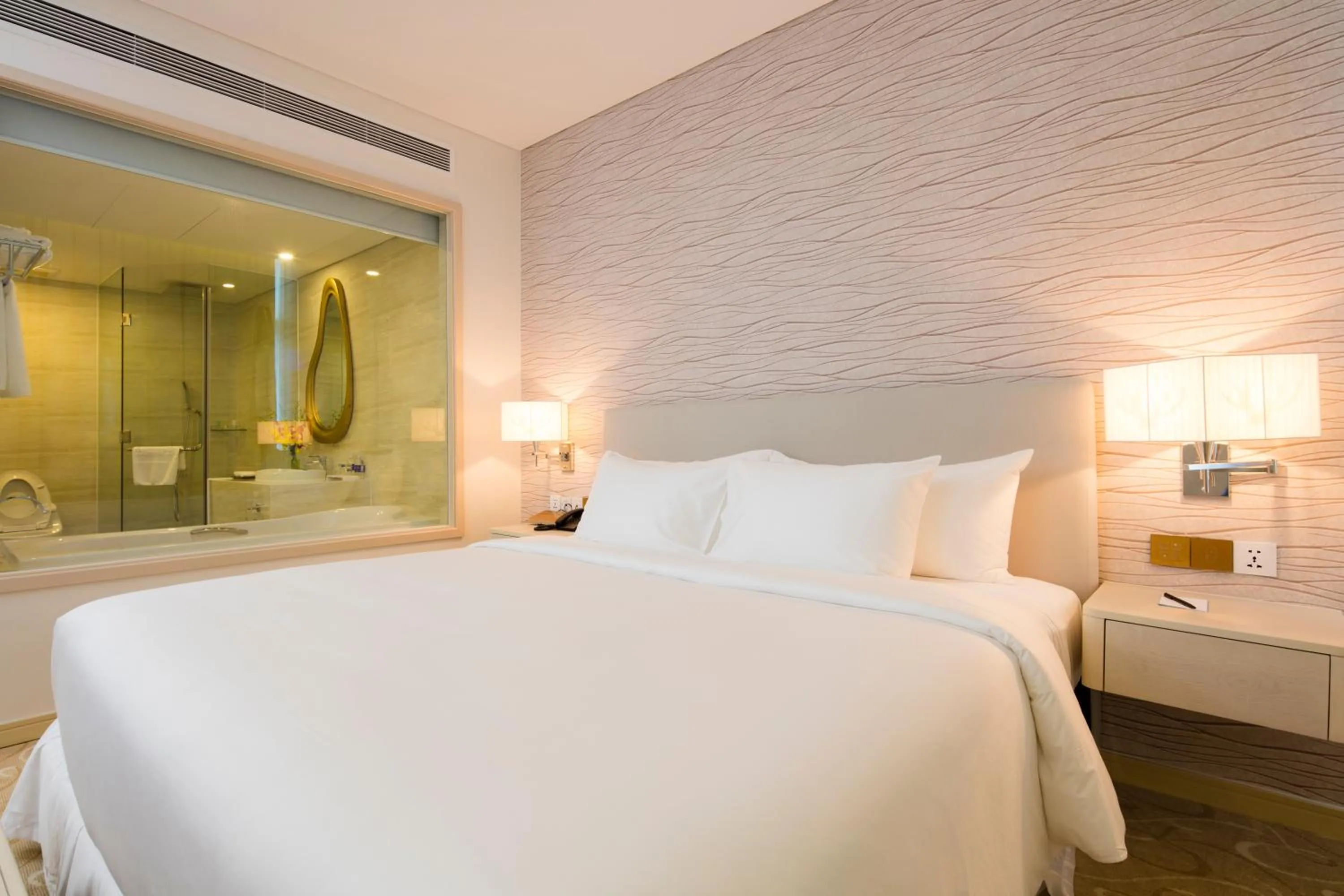 Bedroom, Bed in Diamond Bay Hotel