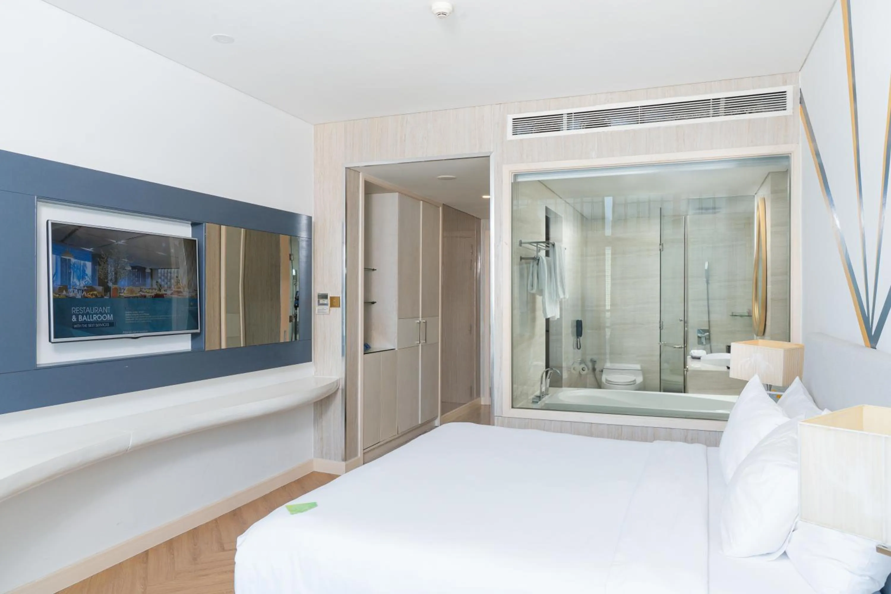 Bed in Diamond Bay Hotel