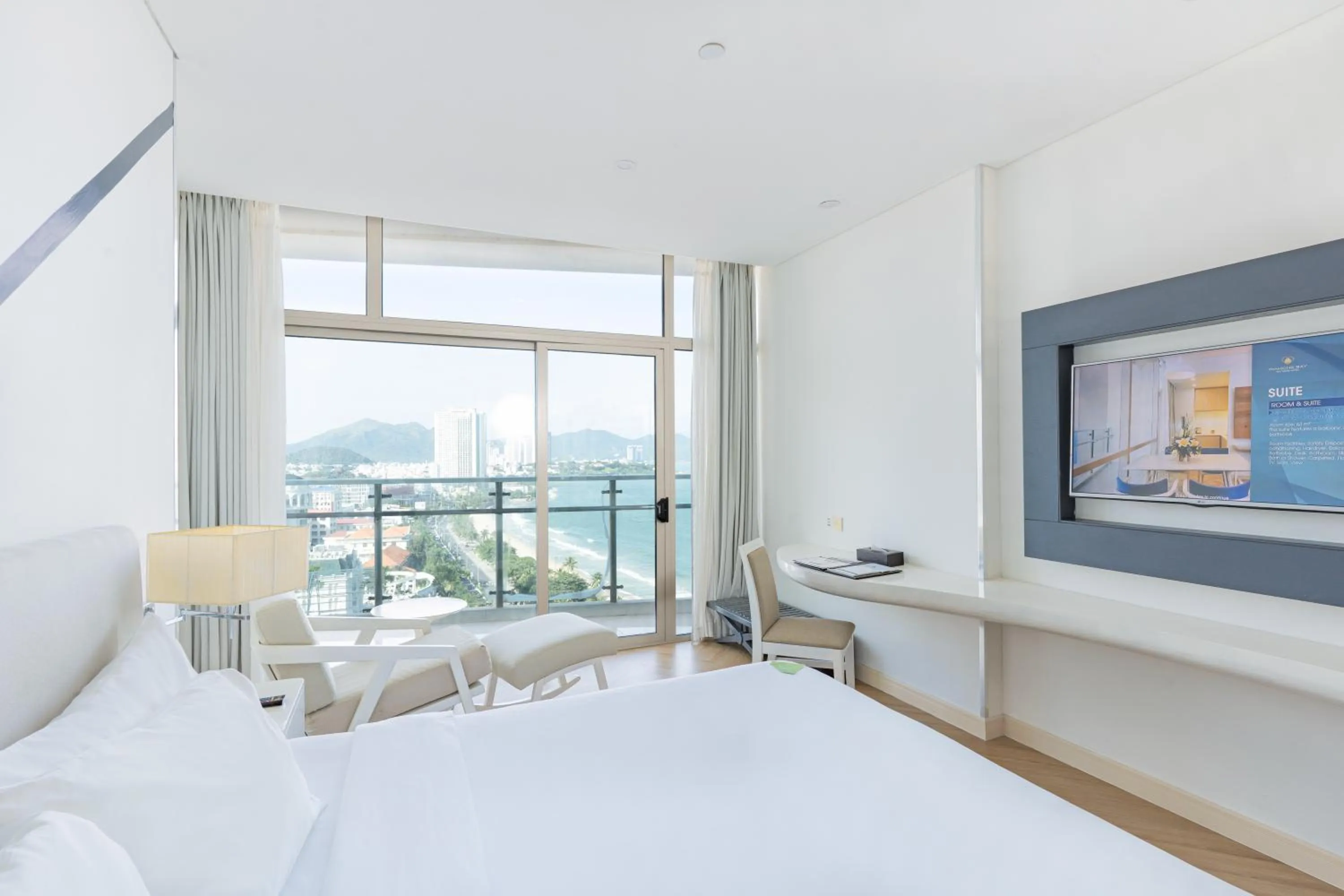 View (from property/room), Bed in Diamond Bay Hotel