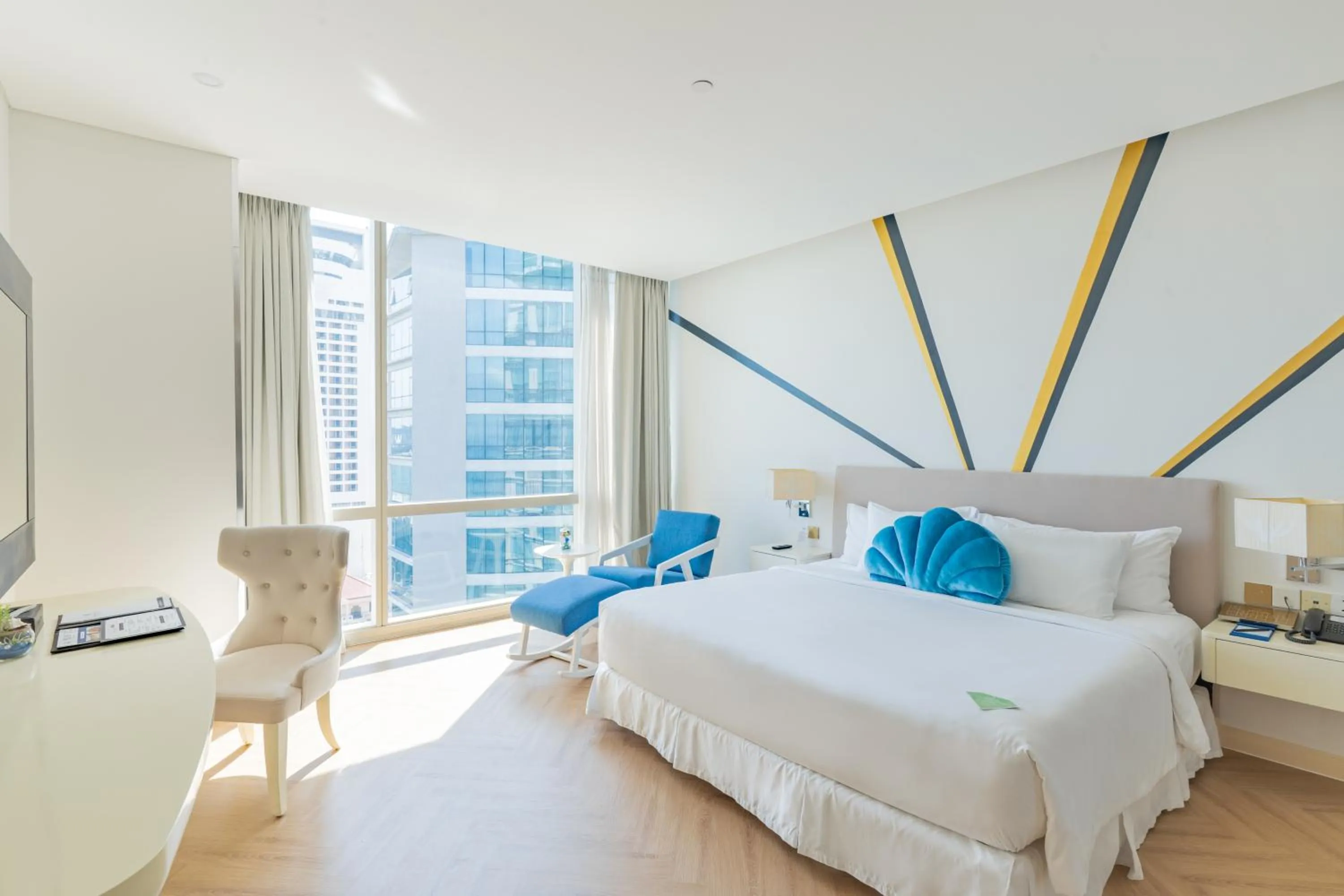 Bedroom, Bed in Diamond Bay Hotel