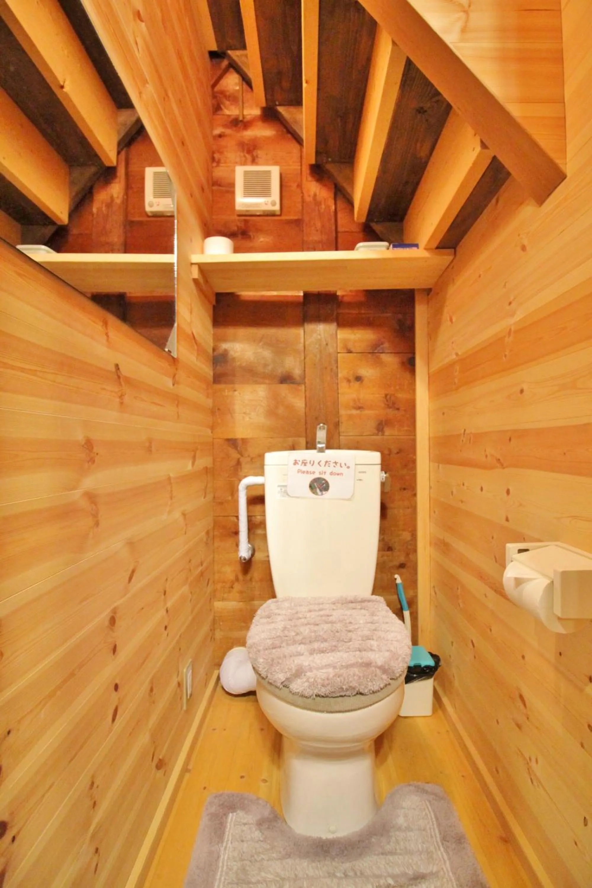 Toilet in Tomareru Himitsukichi L-Base