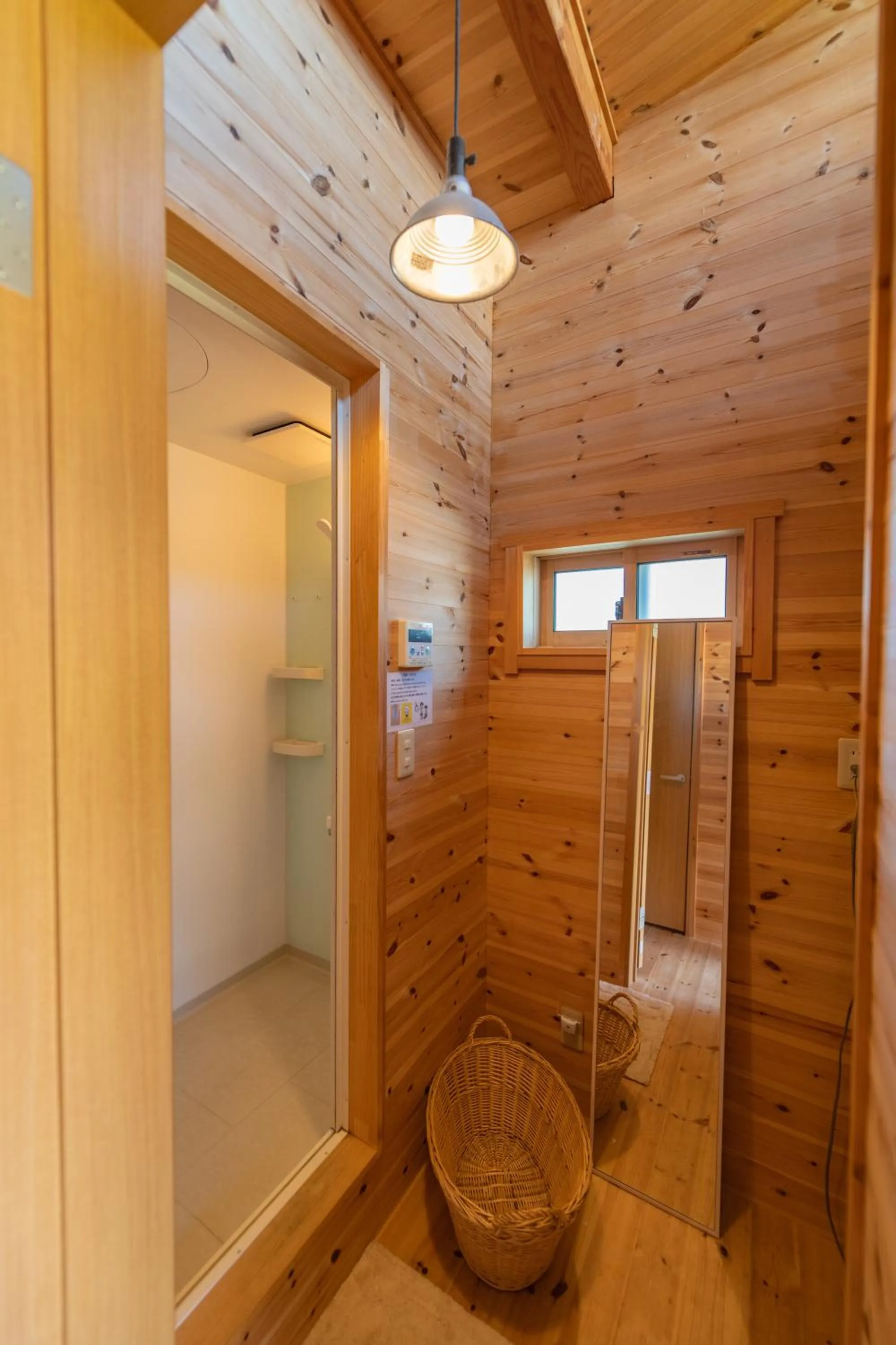 Shower in Tomareru Himitsukichi L-Base