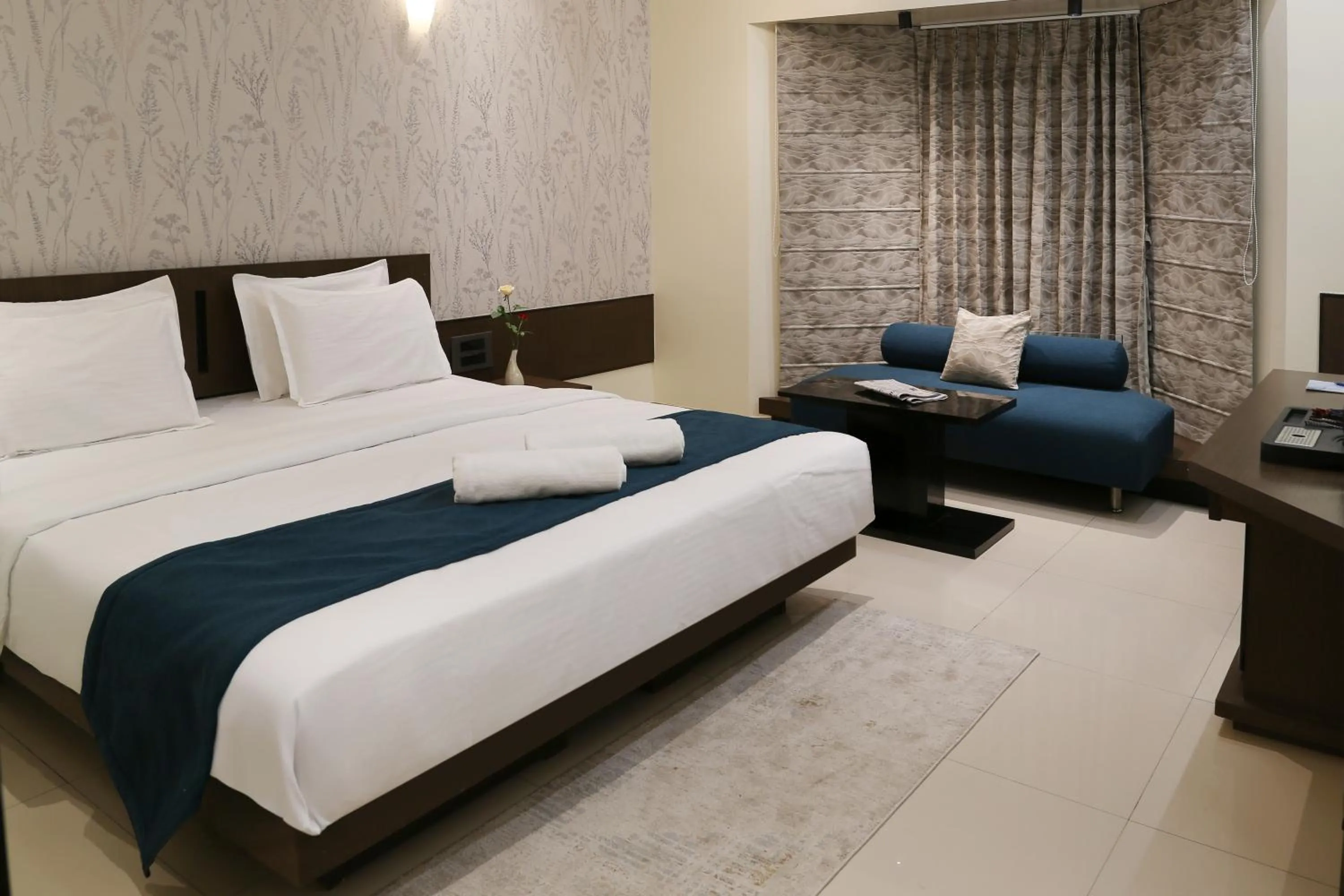 Seating area, Bed in Hotel The Leaf