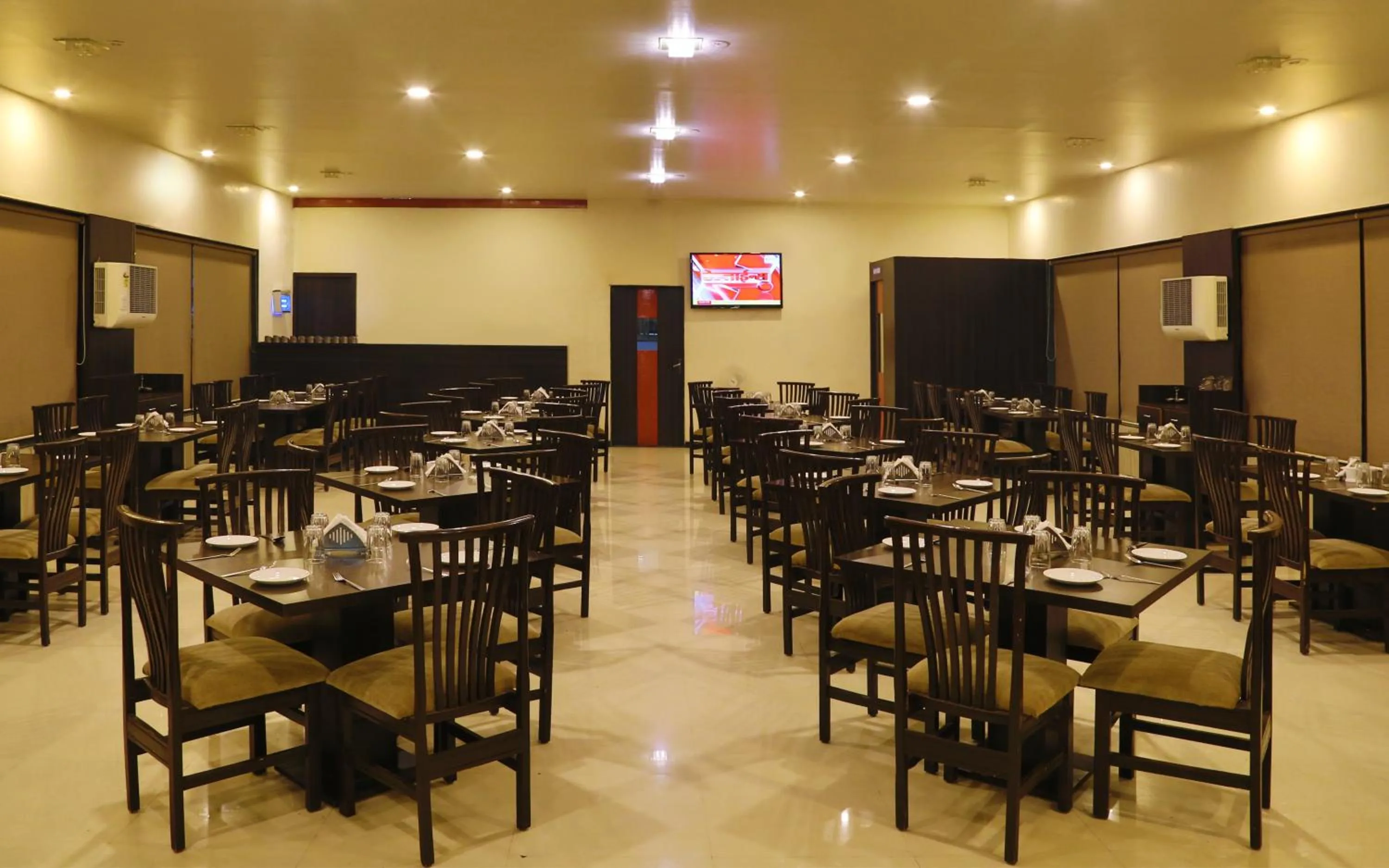 Restaurant/places to eat in Hotel The Leaf