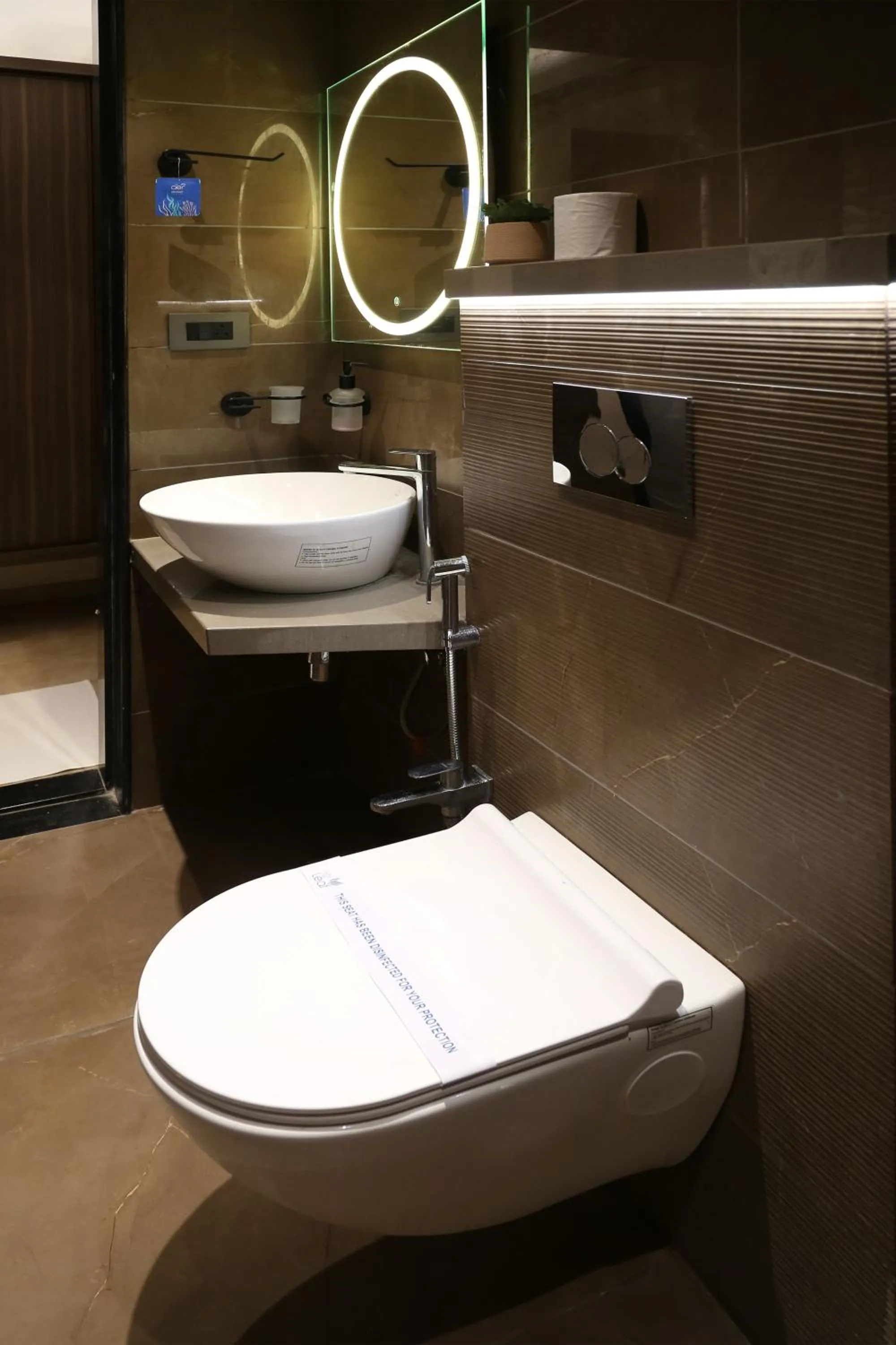 Toilet in Hotel The Leaf