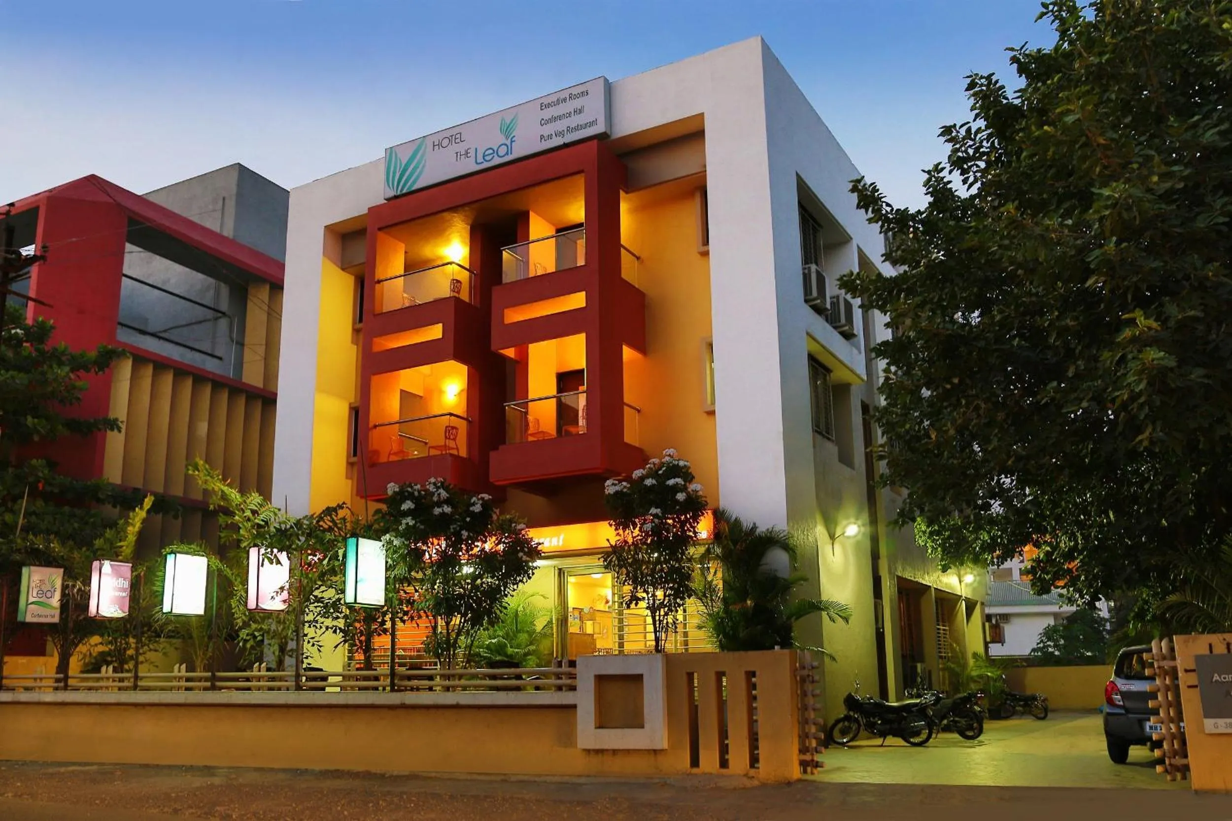 Facade/entrance in Hotel The Leaf