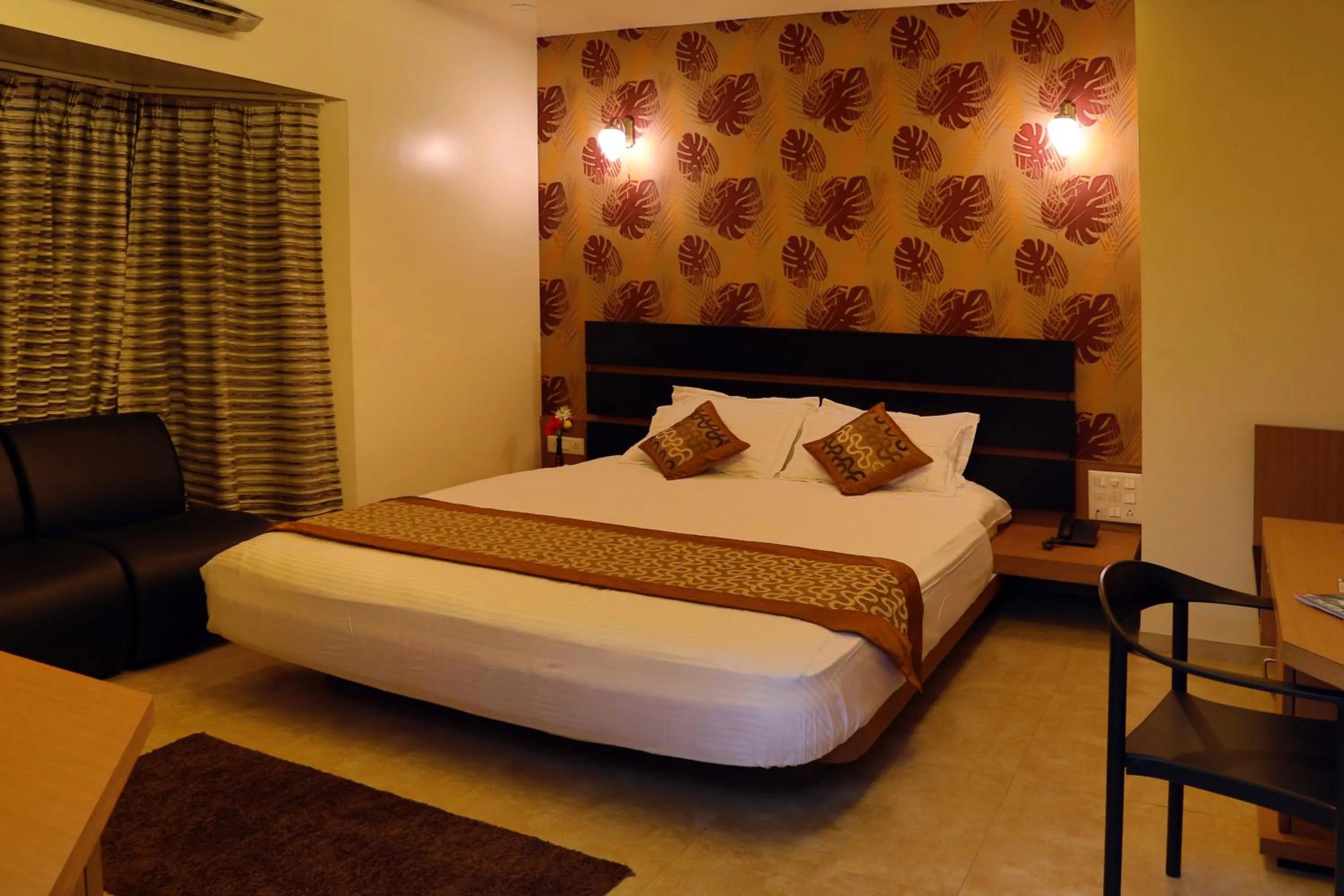 Seating area, Bed in Hotel The Leaf