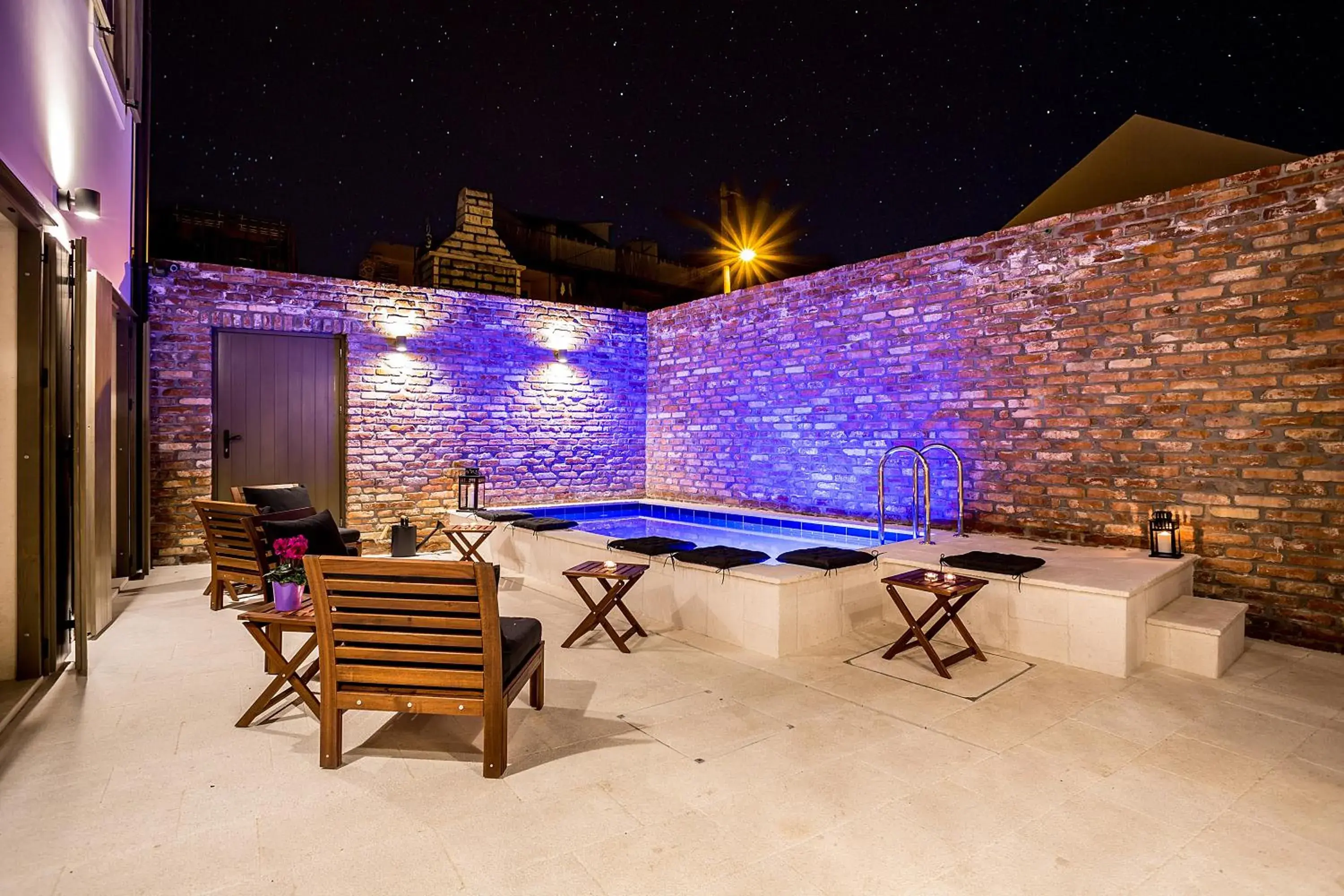 Swimming pool in Splendida Palace Swimming pool in Splendida Palace