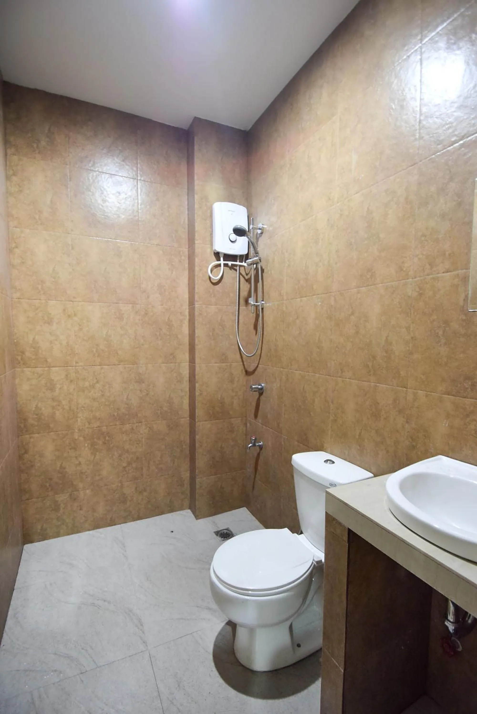 Toilet in Boracay Backpackers