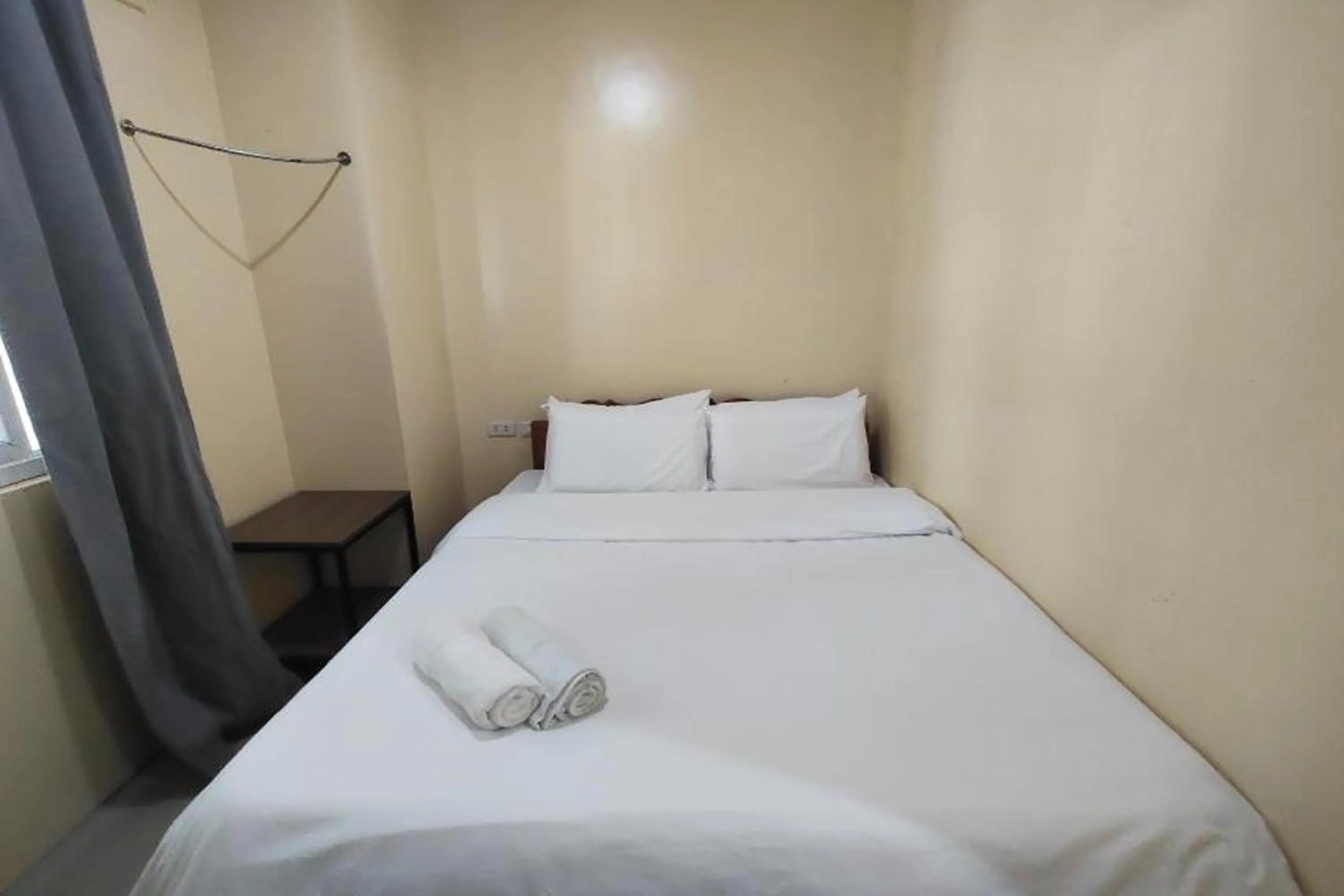 Bedroom, Bed in Boracay Backpackers