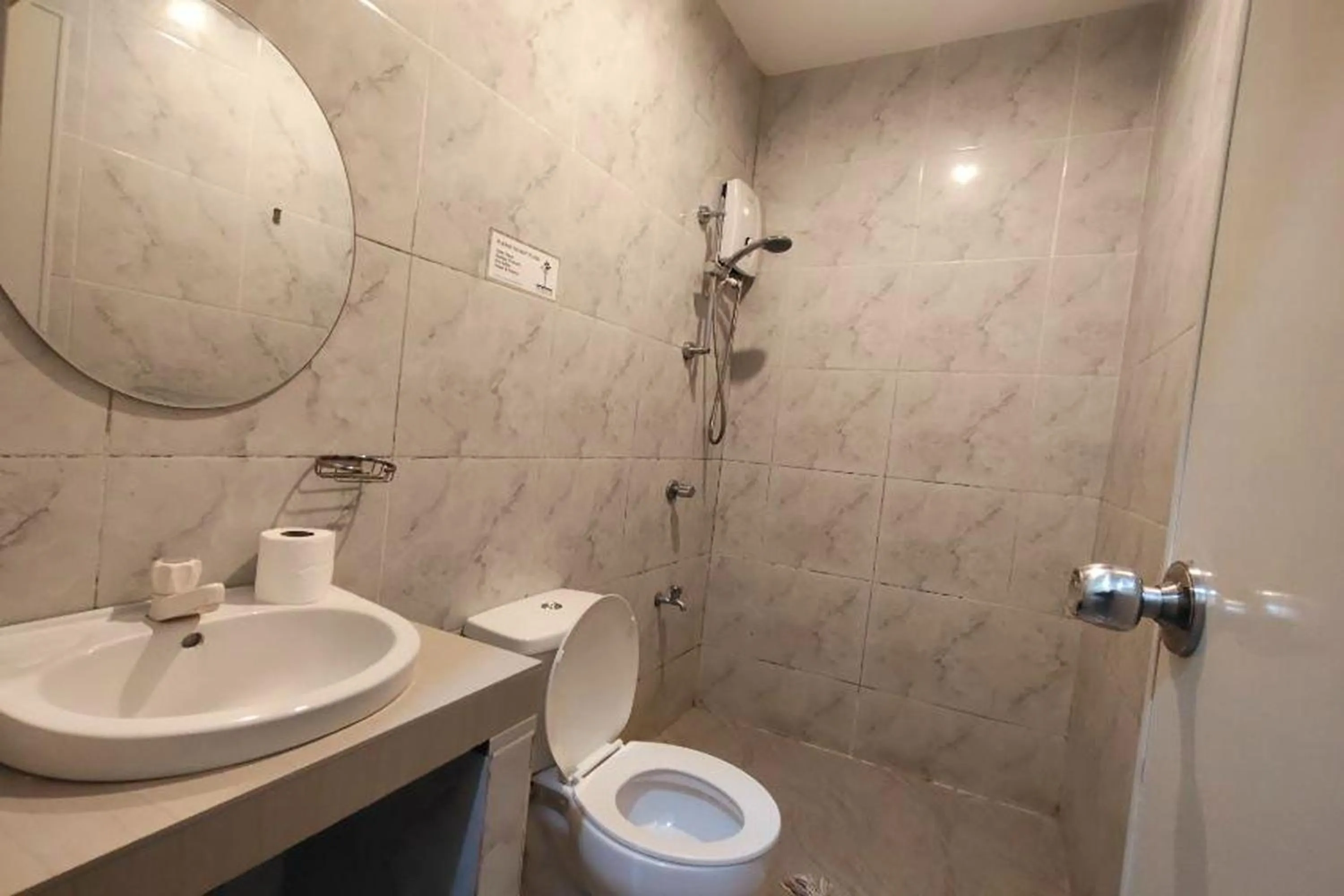 Bathroom in Boracay Backpackers