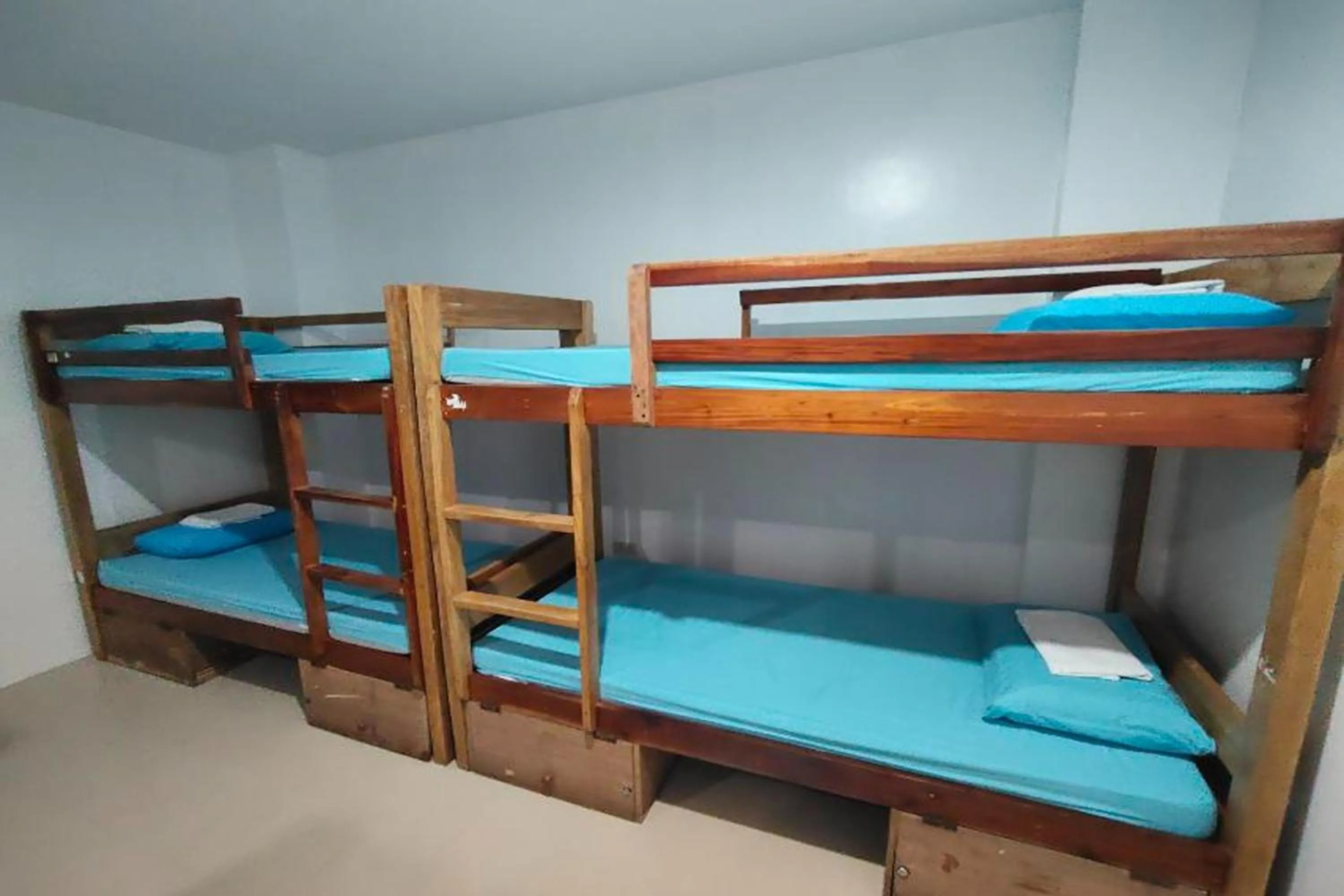 Photo of the whole room, Bed in Boracay Backpackers