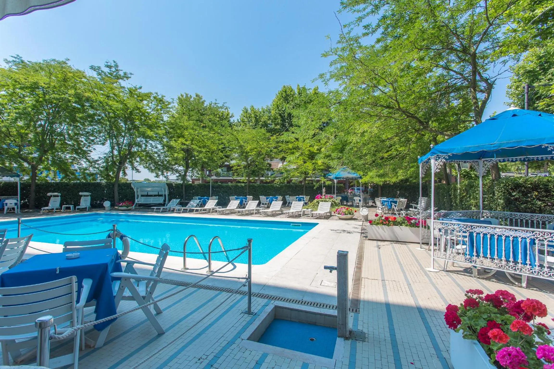 Swimming pool in Hotel Gioiello