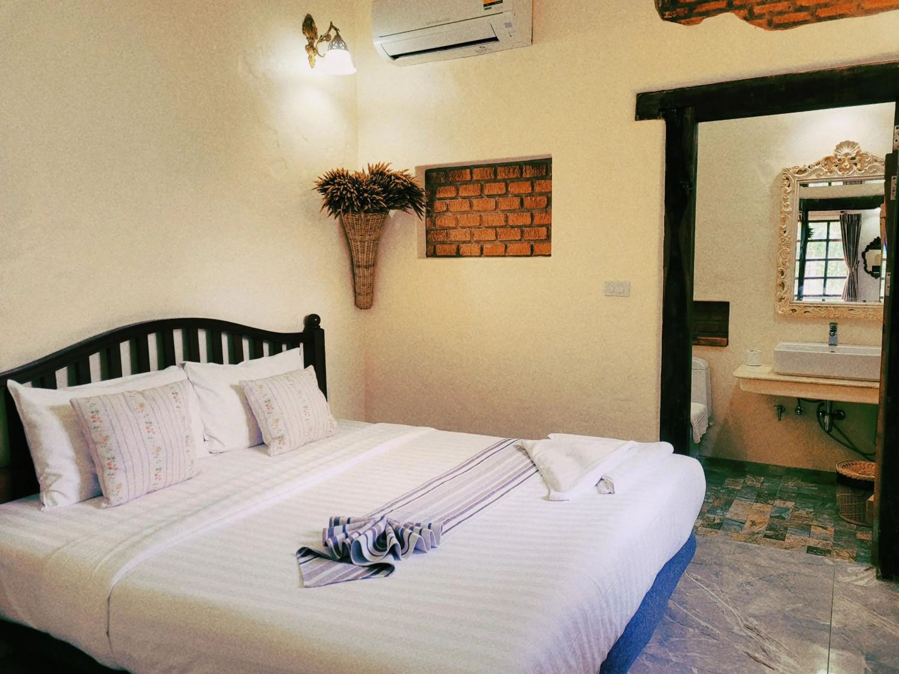 Bedroom, Bed in Swiss Hotel Pattaya