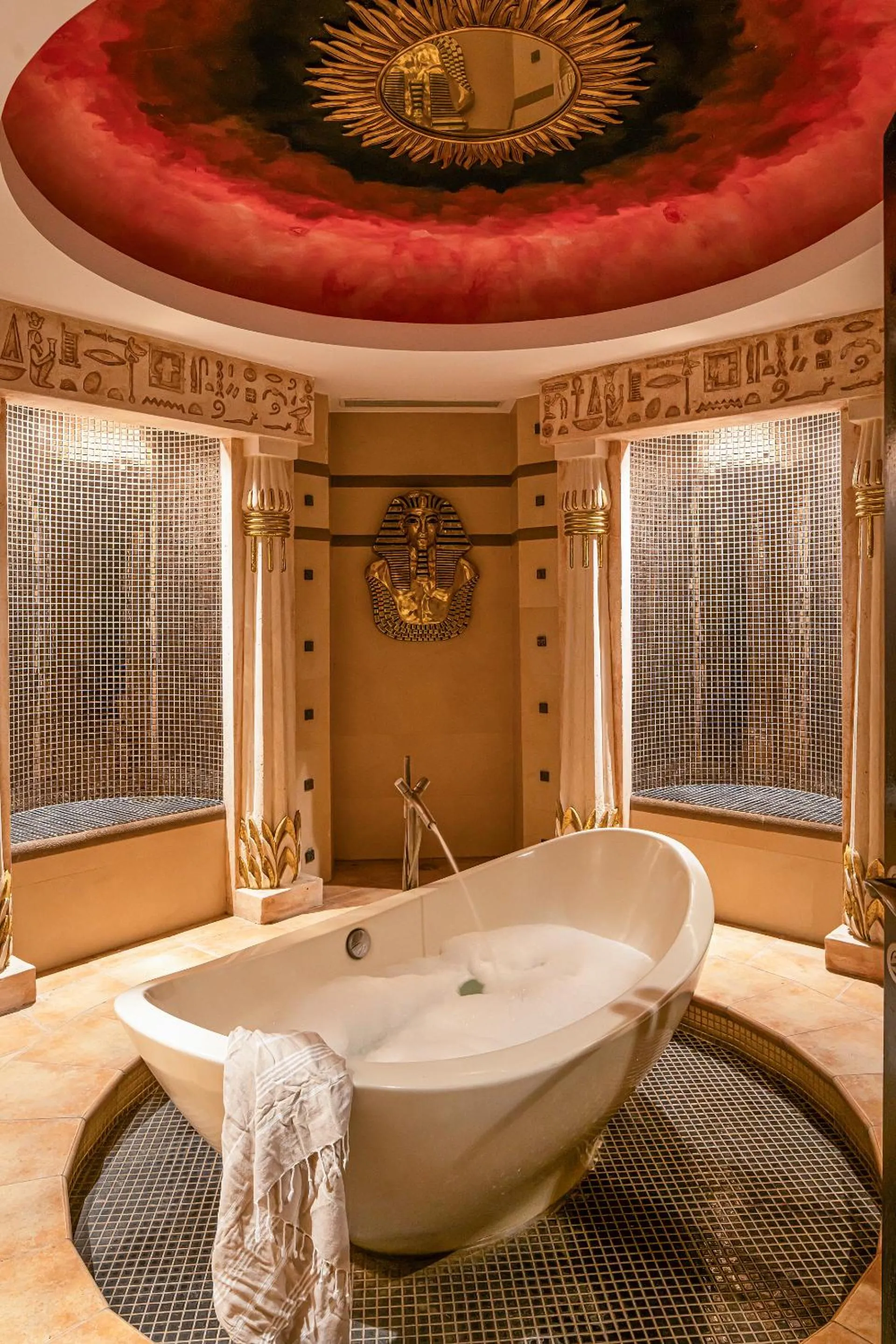 Hot Tub in Balmy Foresta