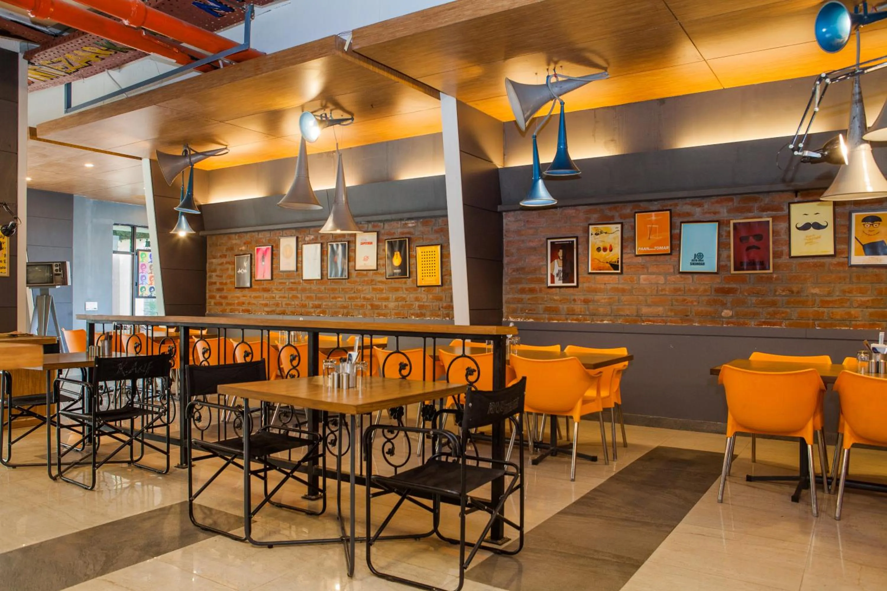 Restaurant/places to eat in Max Hotels Jabalpur