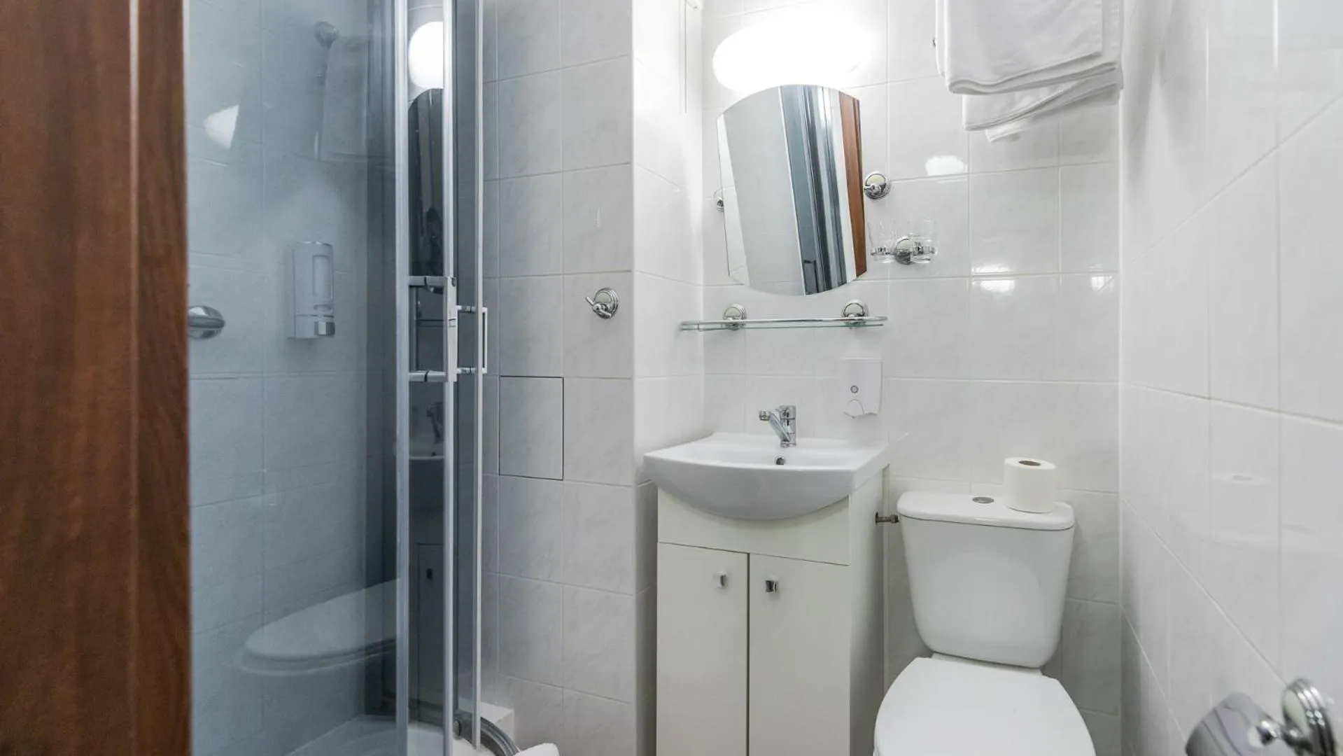 Shower in Hotel Tajty