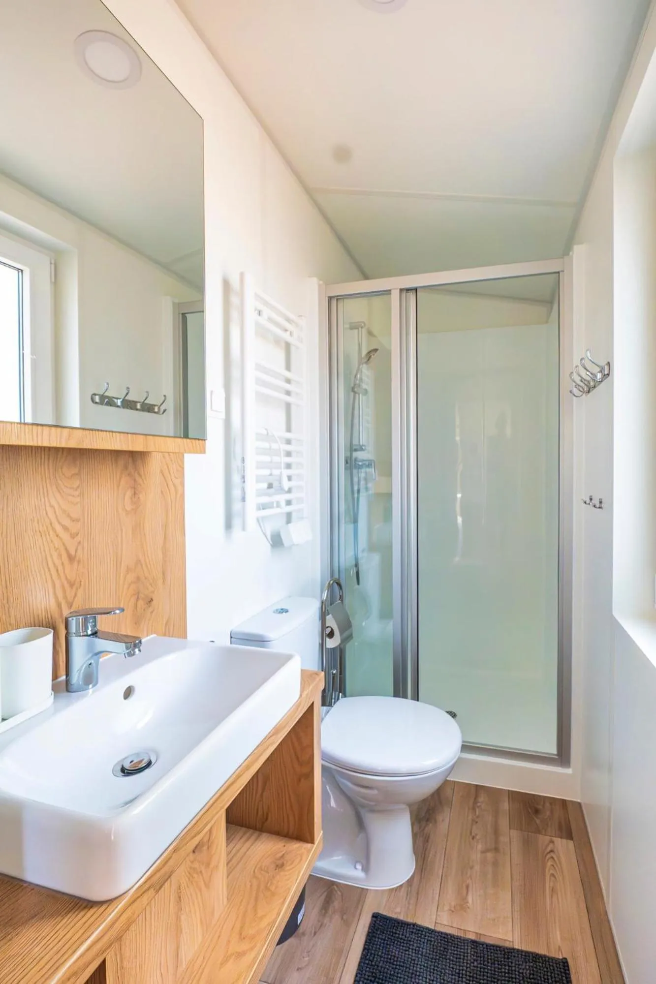 Shower in Hotel Tajty