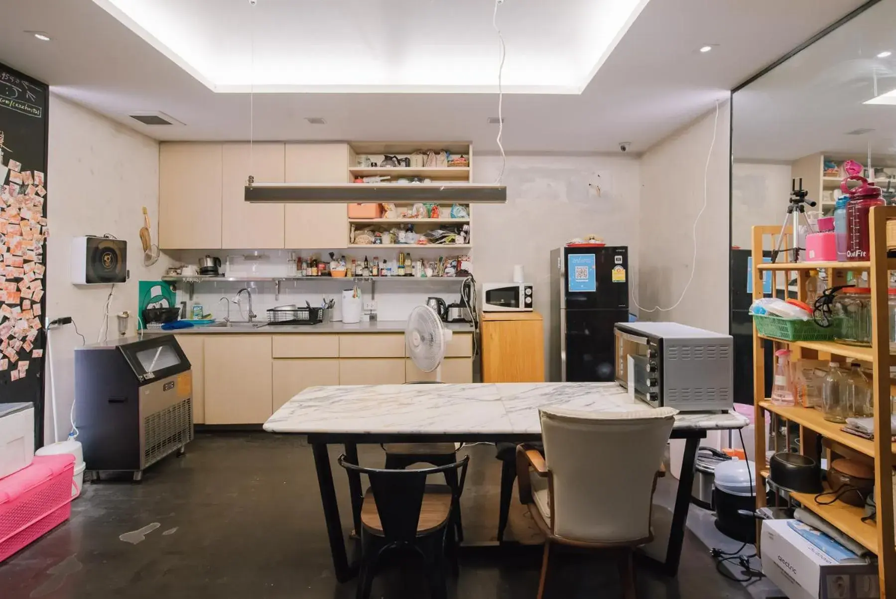 Property building, Kitchen/Kitchenette in Cazz Hostel