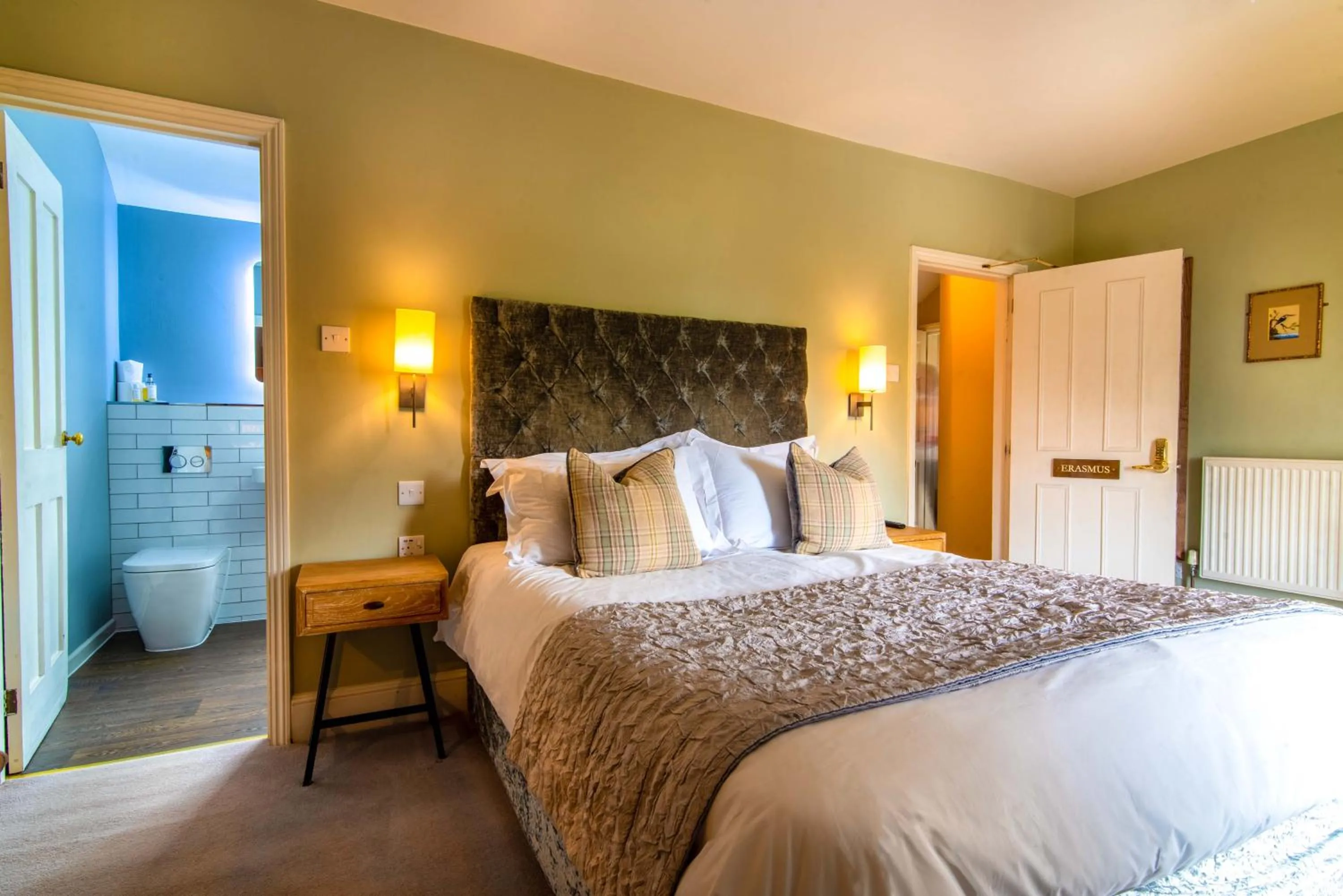 Photo of the whole room, Bed in Crown & Punchbowl