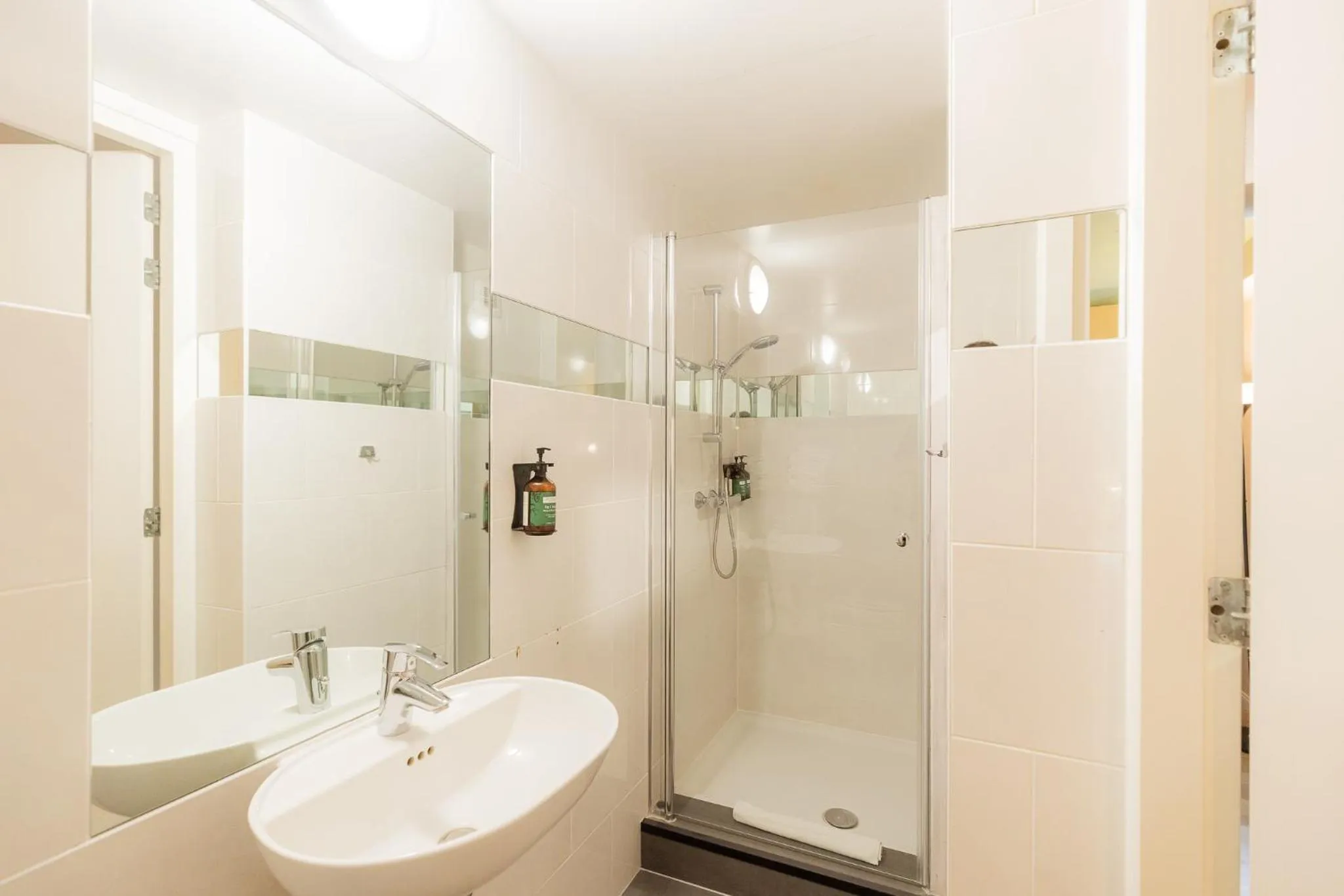 Shower in FLOATS by H2OTEL Rotterdam