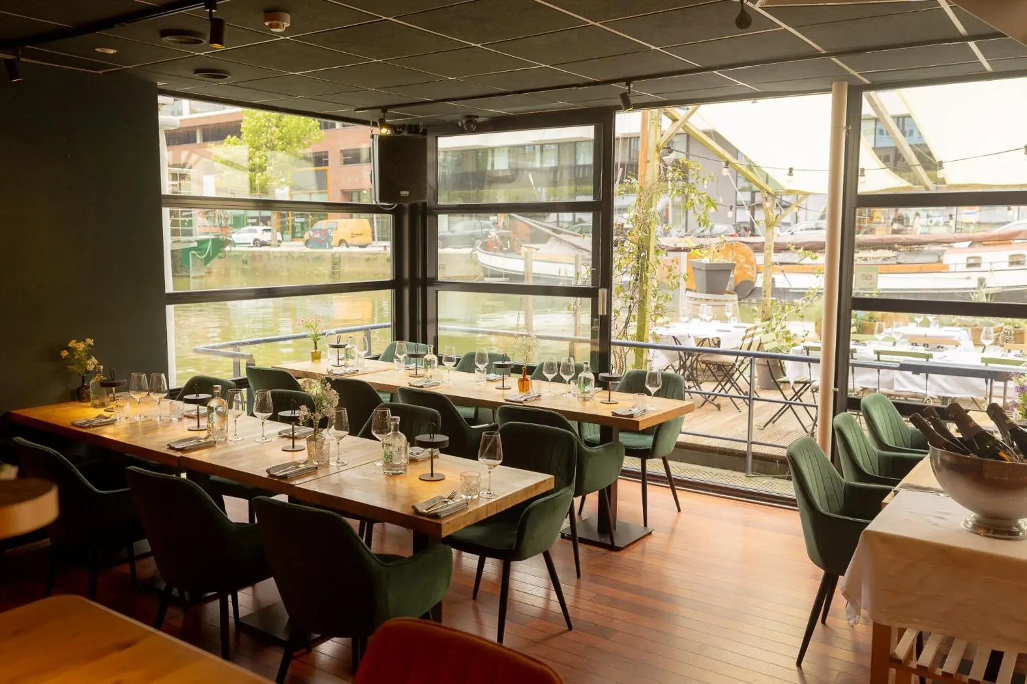 Restaurant/places to eat in FLOATS by H2OTEL Rotterdam Restaurant/places to eat in FLOATS by H2OTEL Rotterdam