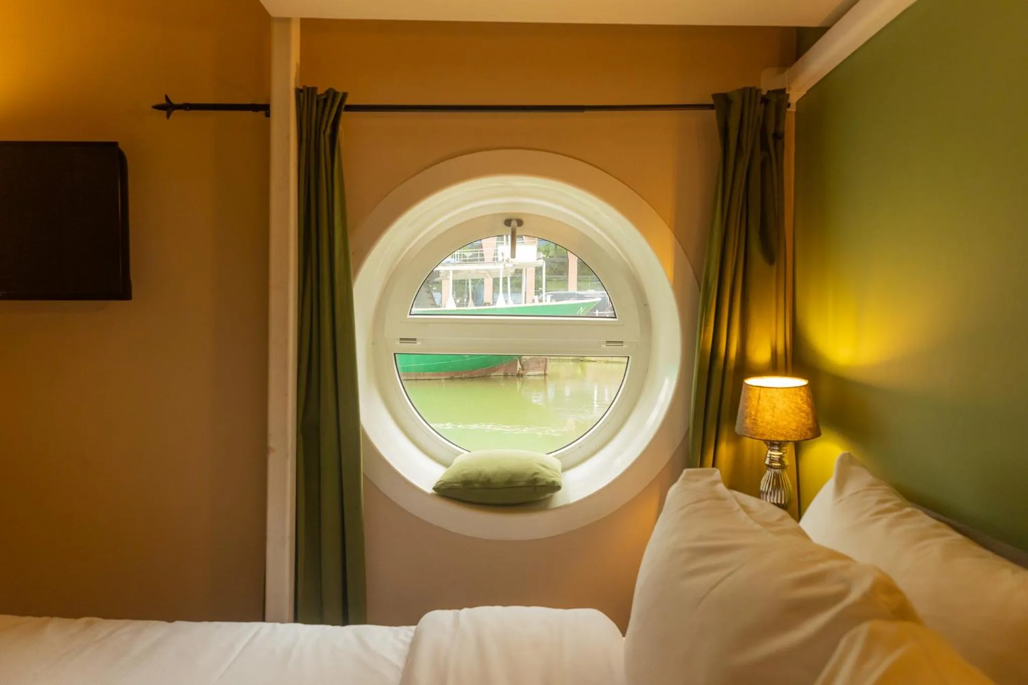 Bed in FLOATS by H2OTEL Rotterdam