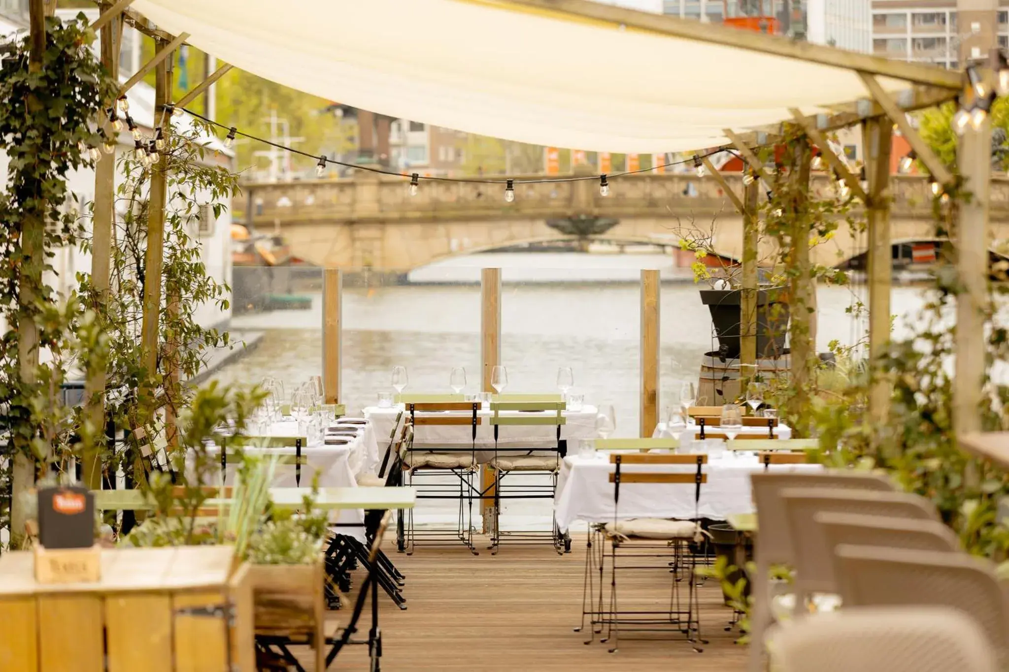 Restaurant/places to eat in FLOATS by H2OTEL Rotterdam Restaurant/places to eat in FLOATS by H2OTEL Rotterdam