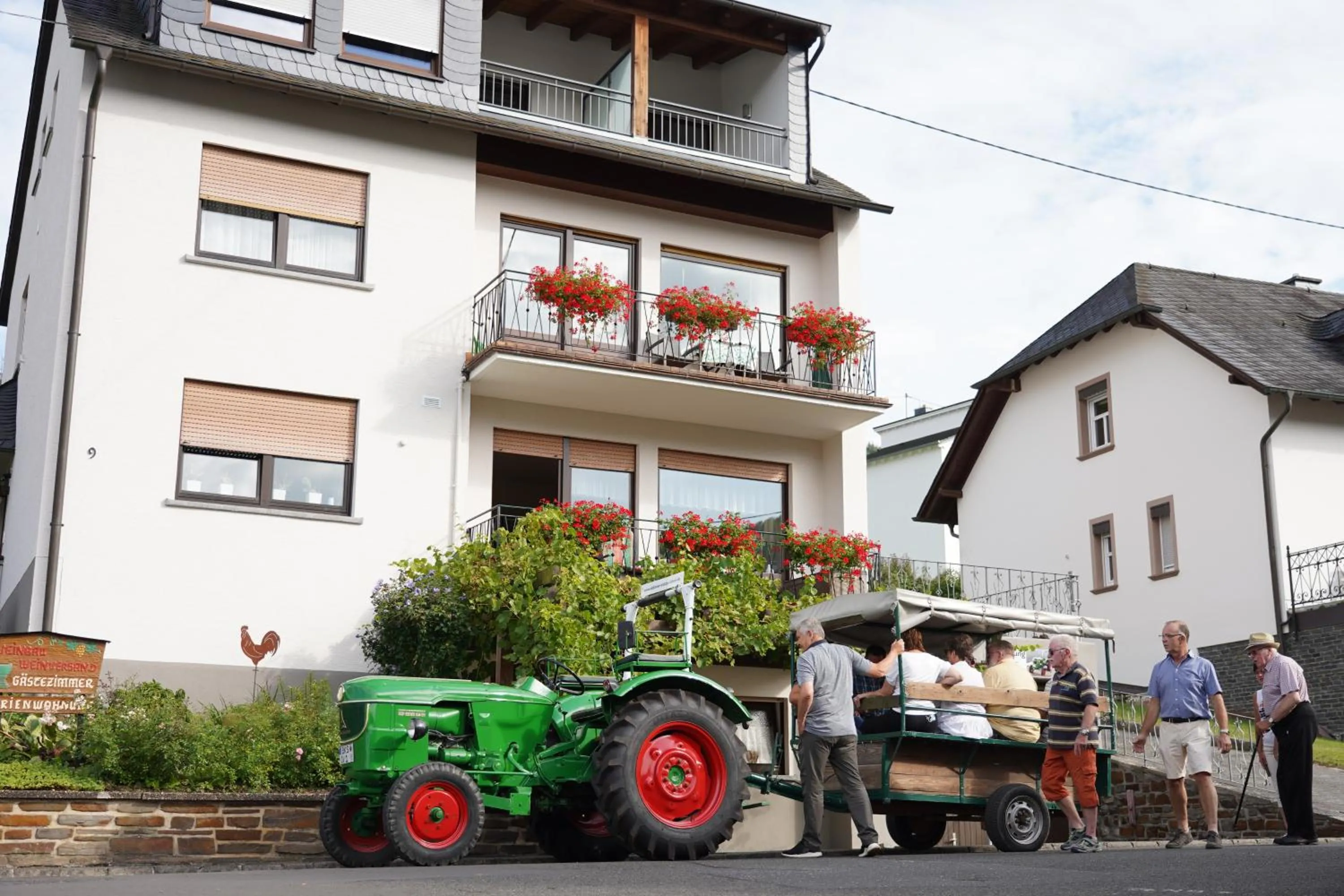 group of guests in Ferienwohnung Rivaner
