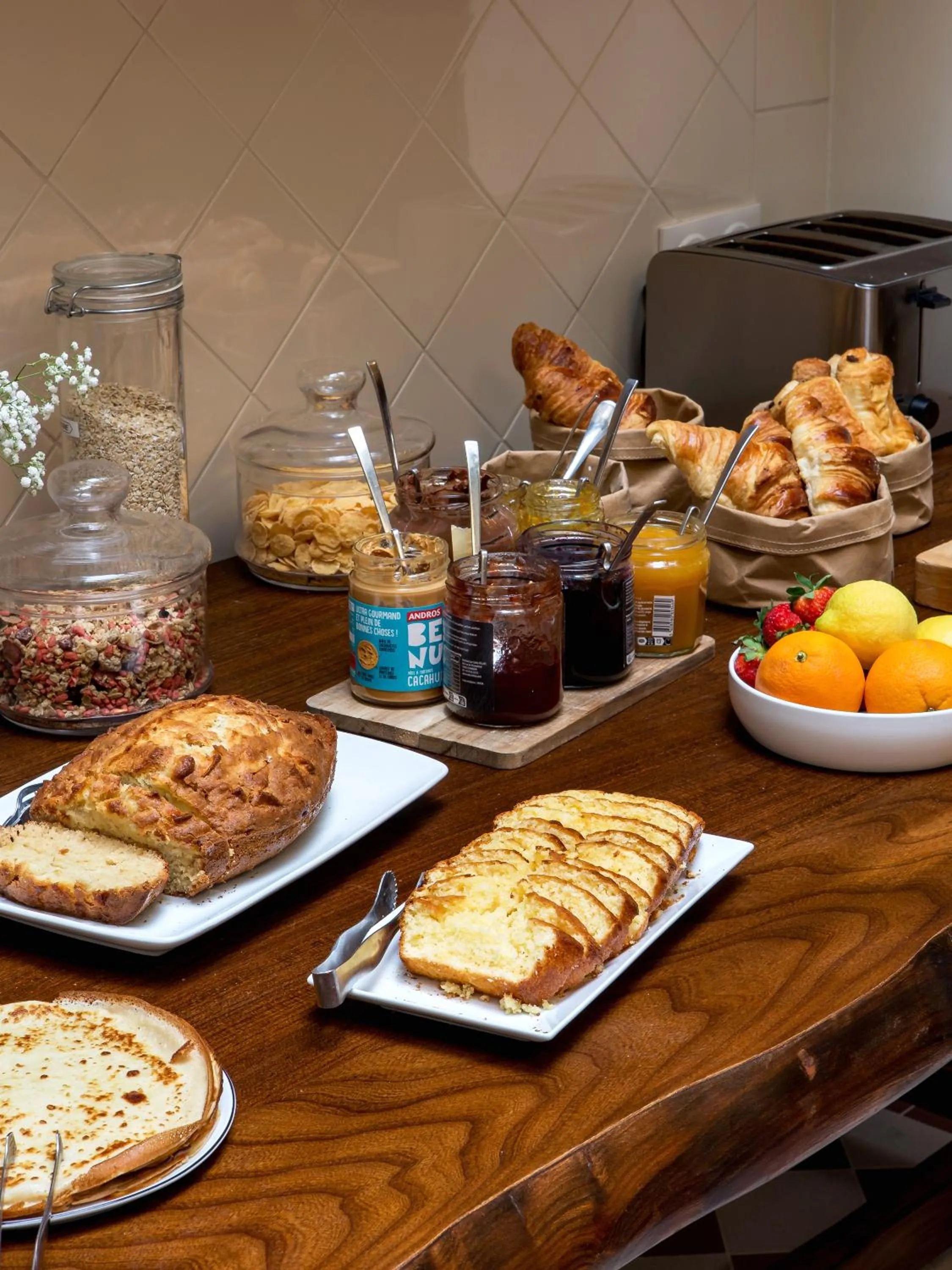 Buffet breakfast in Hôtel Dalila