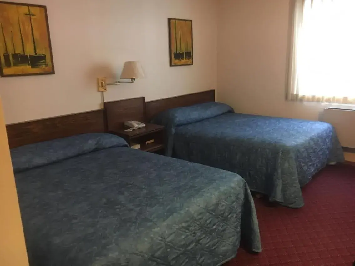 Double Room with Two Double Beds - single occupancy in Royal Hotel Double Room with Two Double Beds - single occupancy in Royal Hotel