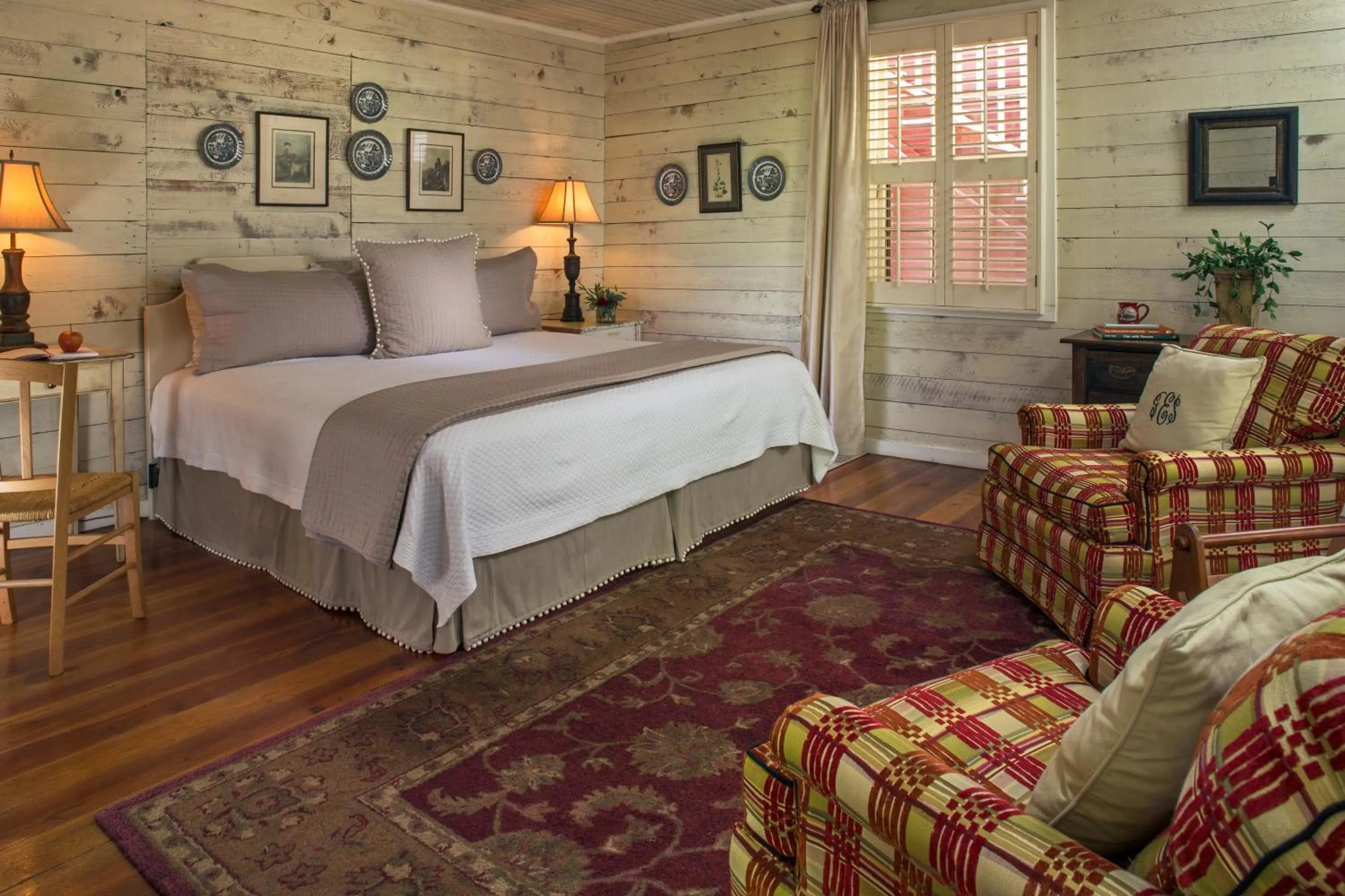 Bed in Glen-Ella Springs Hotel & Restaurant