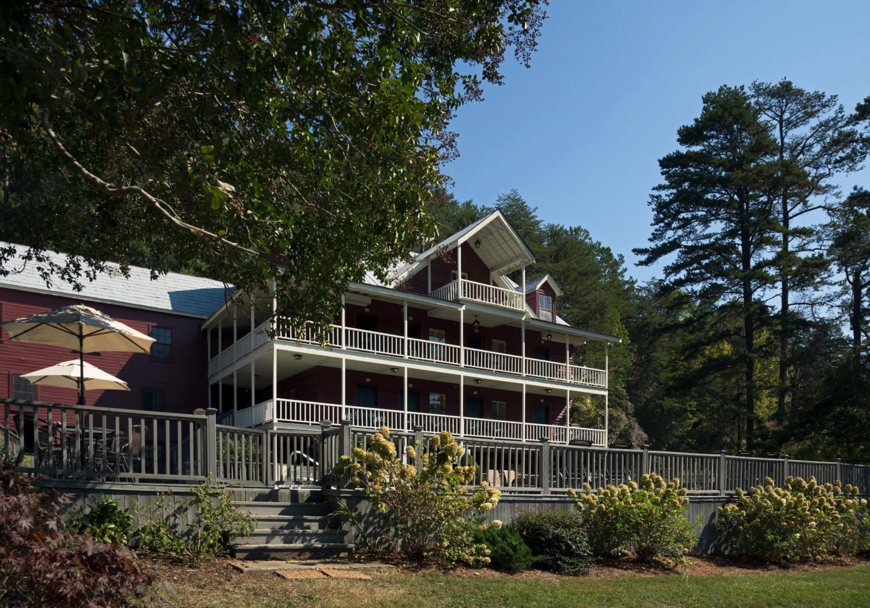 Property building in Glen-Ella Springs Hotel & Restaurant