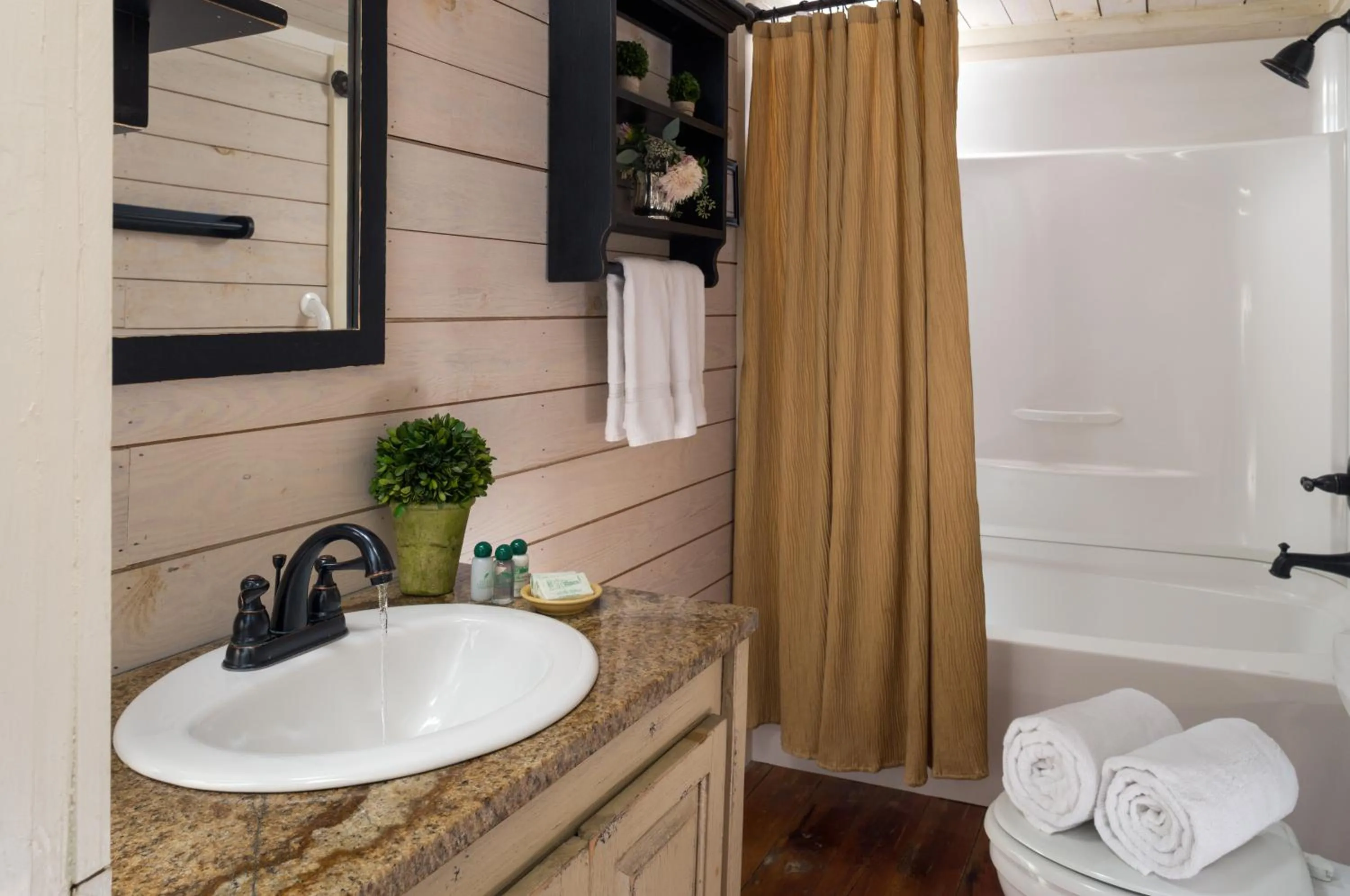 Glen-Ella Springs Hotel & Restaurant